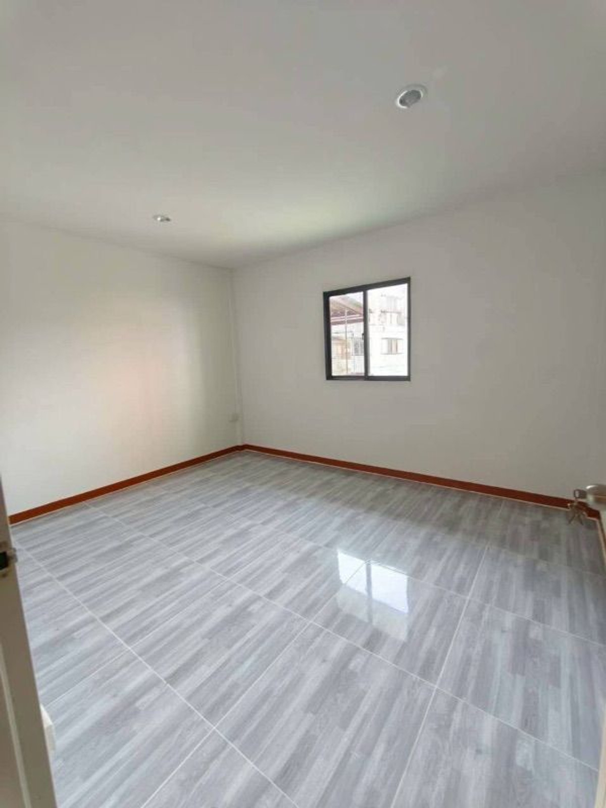 ให้เช่าบ้านสมุทรปราการ สำโรง : ให้เช่า 18ตรว 4นอน3น้ำ ทาวน์โฮม 3 ชั้น สุธาวี เทพารักษ์ กม10