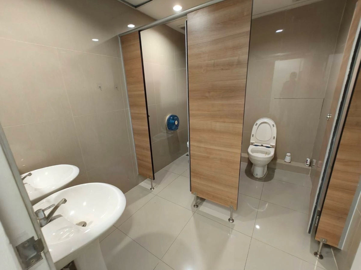 For RentRetail SpaceSukhumvit, Asoke, Thonglor : Business area 348.79 square meters, G floor, next to Asoke main road, en suite bathroom, parking available, close to MRT only 550 meters and Terminal 21 Asoke.