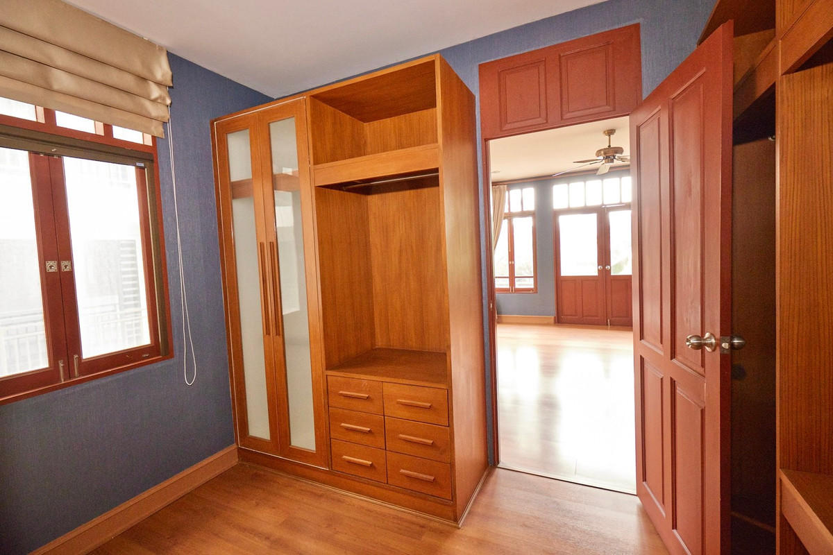 For RentHouseSukhumvit, Asoke, Thonglor : House for rent, House Ekamai 10, 4 bedrooms, 620 sq m, private pool, Pet friendly.