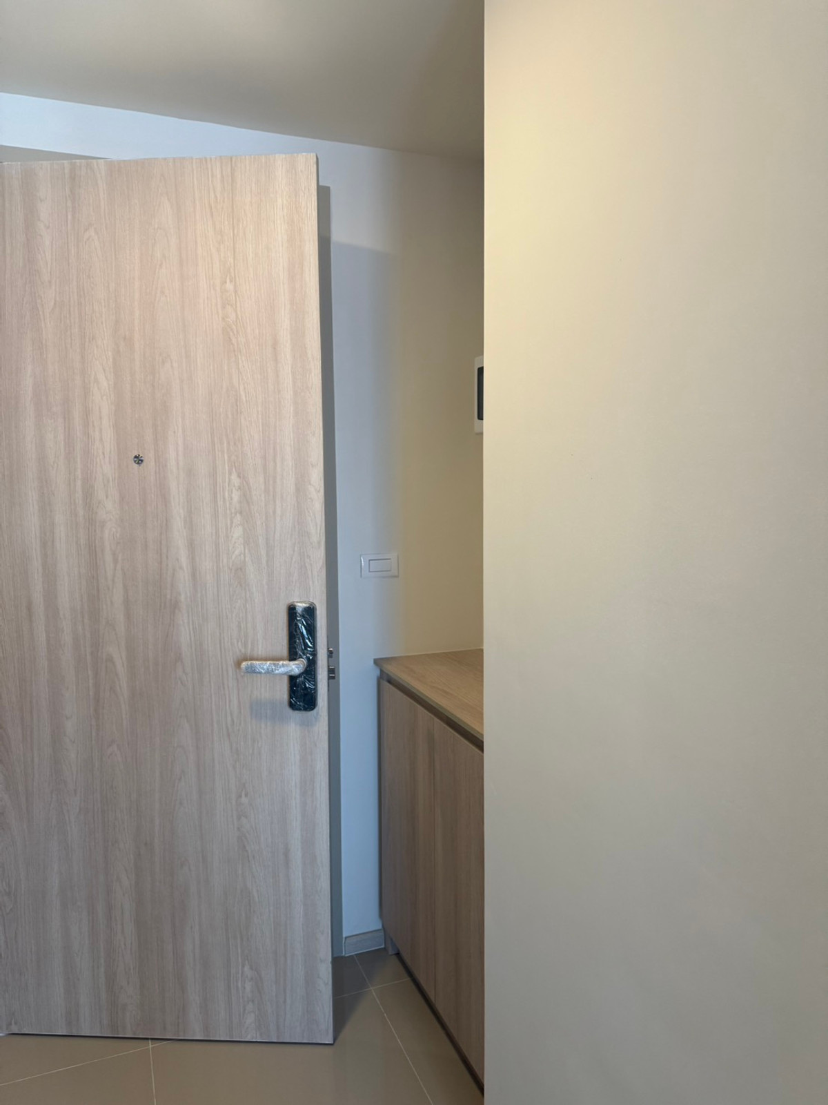 For RentCondoPathum Thani,Rangsit, Thammasat : For rent: dcondo Vivid, brand new room! Bangkok University, fully furnished, no one has ever lived in it.