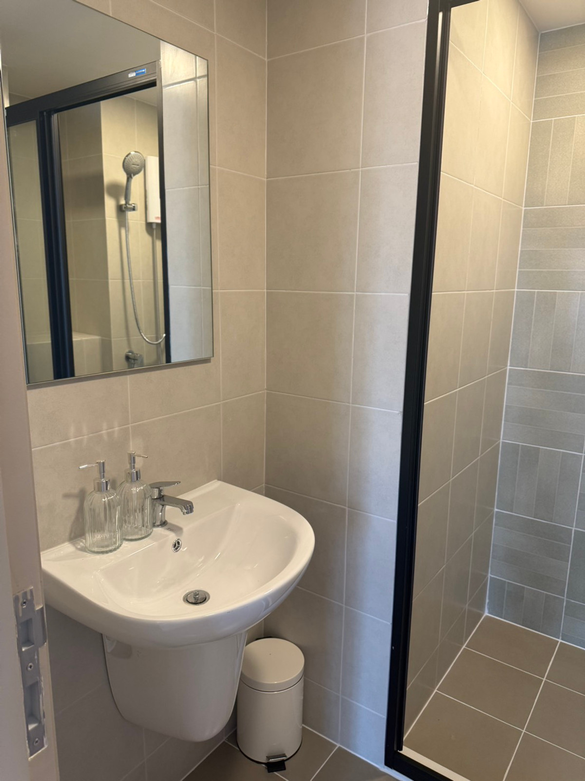 For RentCondoPathum Thani,Rangsit, Thammasat : For rent: dcondo Vivid, brand new room! Bangkok University, fully furnished, no one has ever lived in it.