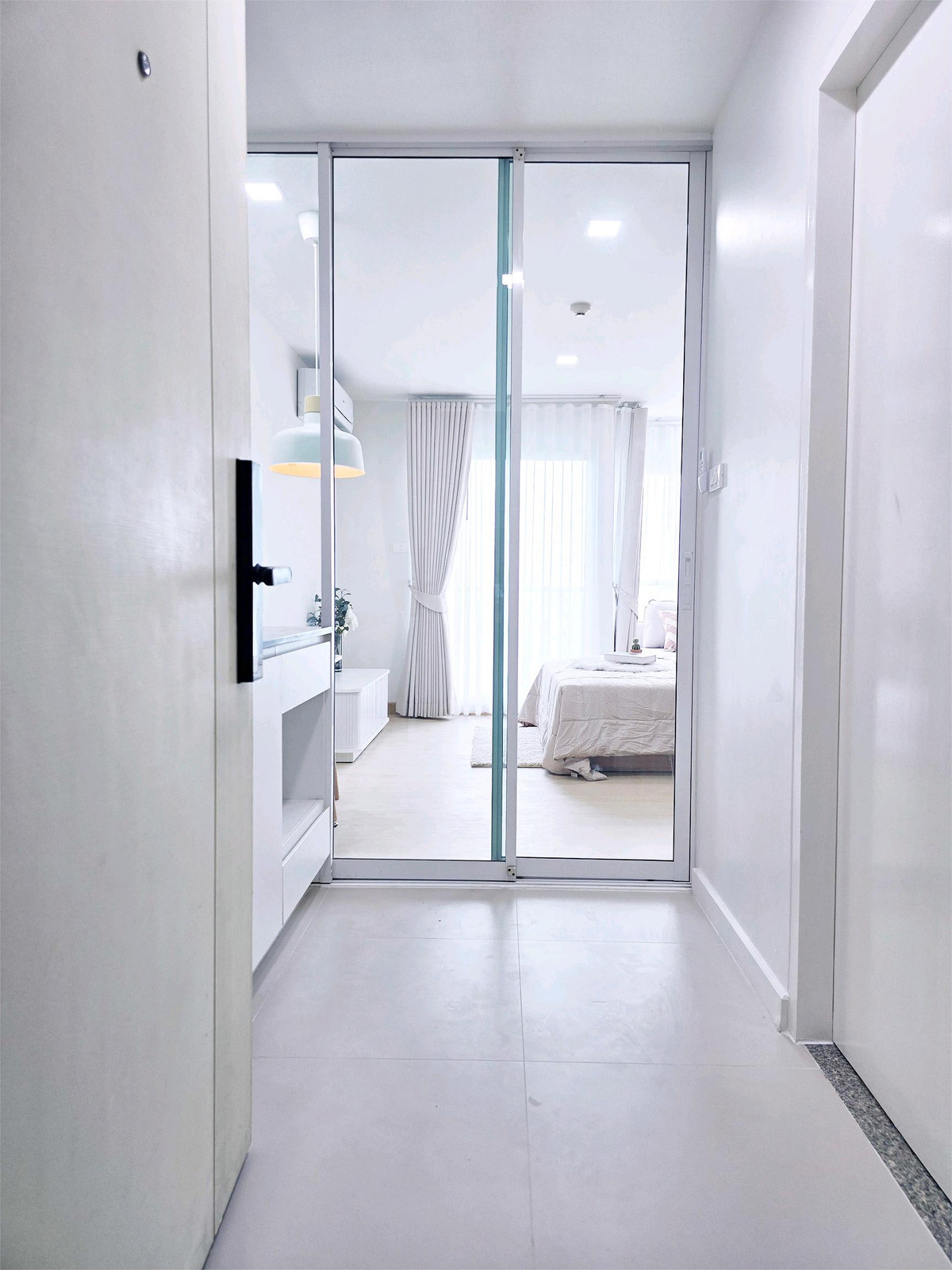 ขายคอนโดเลียบทางด่วนรามอินทรา : พร้อมย้ายเลย 🪧 วีคอนโดเอกมัยรามอินทรา โครงการติดตลาดเลียบด่วนรามอินทรา กิน เที่ยว ช็อปครบ ที่นี่ ห้องพร้อมอยู่ผ่อน 6,xxx บาท ไม่ต้องดาวน์