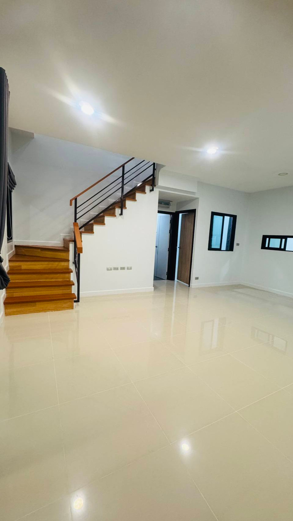 For SalePattaya, Bangsaen, Chonburi : Corner house, lots of space, near Laem Chabang Industrial Estate 🔥 Maneerin Village Laemchabang - Banglamung / 4 bedrooms (for sale), Maneerin Village Laemchabang - Banglamung / 4 Bedrooms (FOR SALE) BEWN114