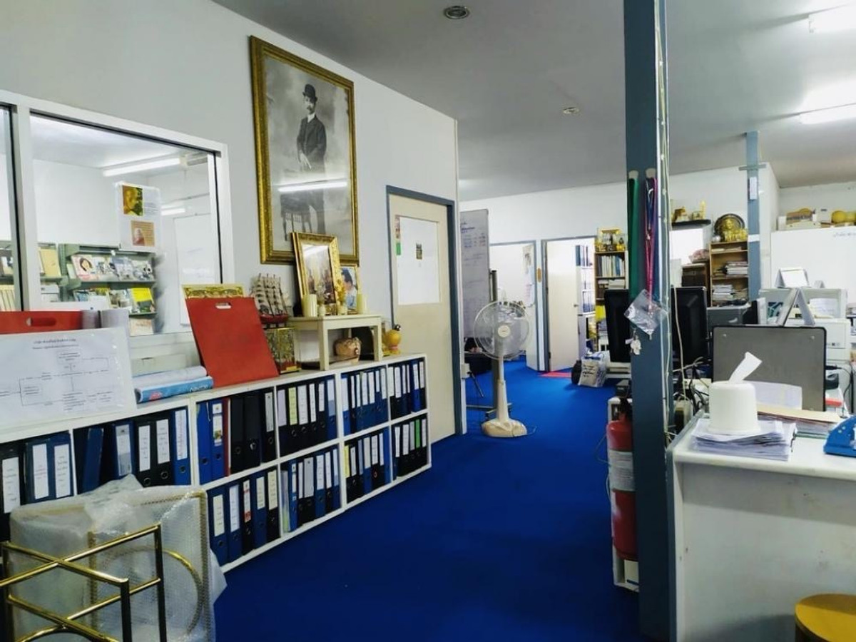 For RentWarehouseMin Buri, Romklao : Warehouse with office building for rent, 3 rai, Suwinthawong Road, Khlong Udomkhachorn, Chachoengsao, formerly a furniture factory.