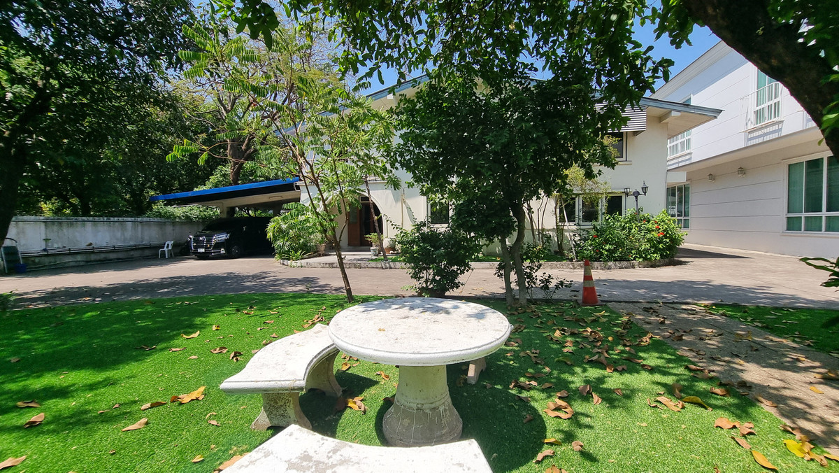 ให้เช่าบ้านสุขุมวิท อโศก ทองหล่อ : ให้เช่าบ้านเดี่ยว พร้อมสวนและที่จอดรถ 6 คัน – ทำเลพร้อมพงษ์ / ทองหล่อ   เหมาะสำหรับทำ สปา ร้านอาหาร คาเฟ่ หรือธุรกิจบริการ