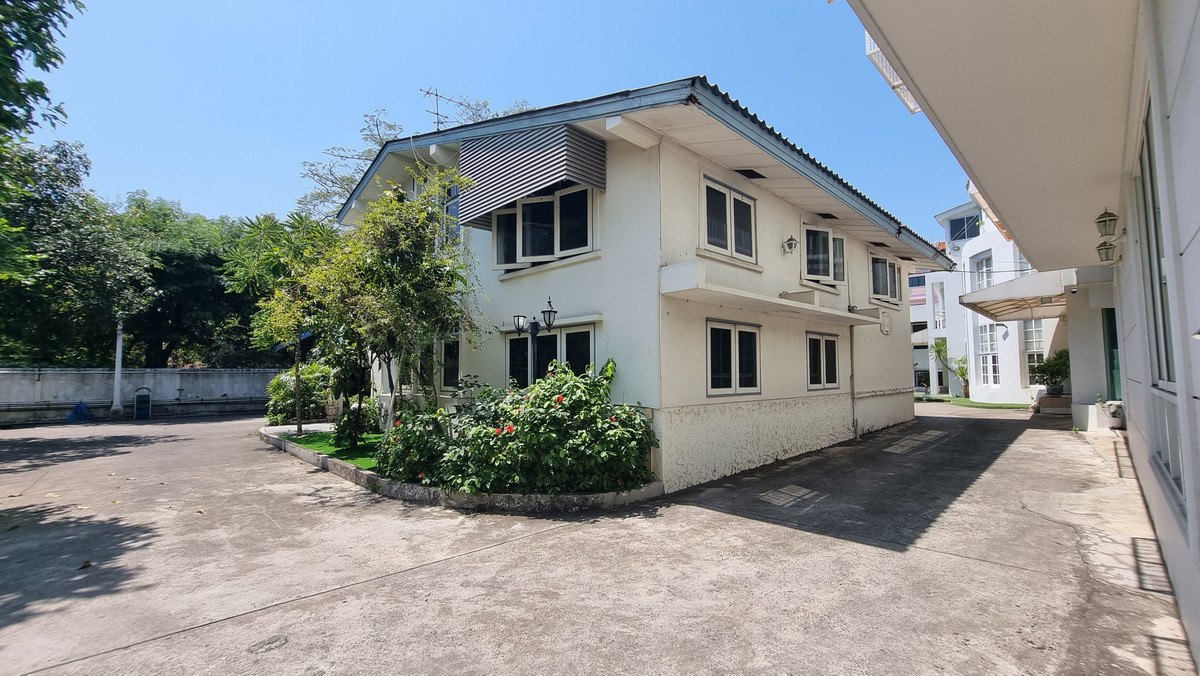 ให้เช่าบ้านสุขุมวิท อโศก ทองหล่อ : ให้เช่าบ้านเดี่ยว พร้อมสวนและที่จอดรถ 6 คัน – ทำเลพร้อมพงษ์ / ทองหล่อ   เหมาะสำหรับทำ สปา ร้านอาหาร คาเฟ่ หรือธุรกิจบริการ