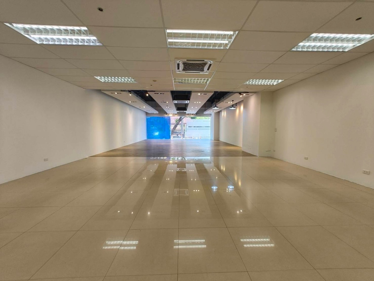 For RentRetail SpaceSukhumvit, Asoke, Thonglor : Business area 348.79 square meters, G floor, next to Asoke main road, en suite bathroom, parking available, close to MRT only 550 meters and Terminal 21 Asoke.