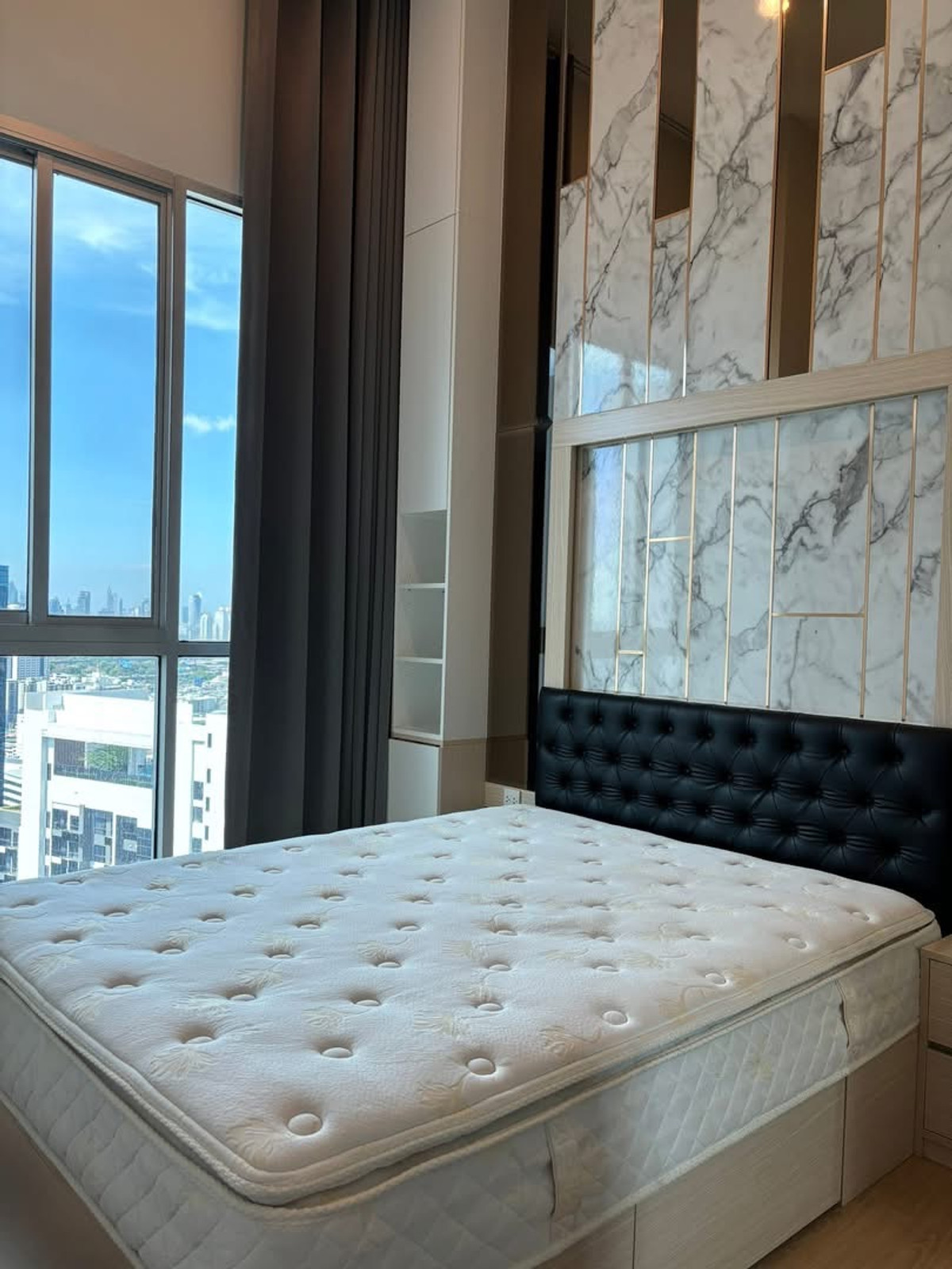 For RentCondoRatchadapisek, Huaikwang, Suttisan : 🔥 Top Floor Penthouse | Panoramic City View | Rare Unit