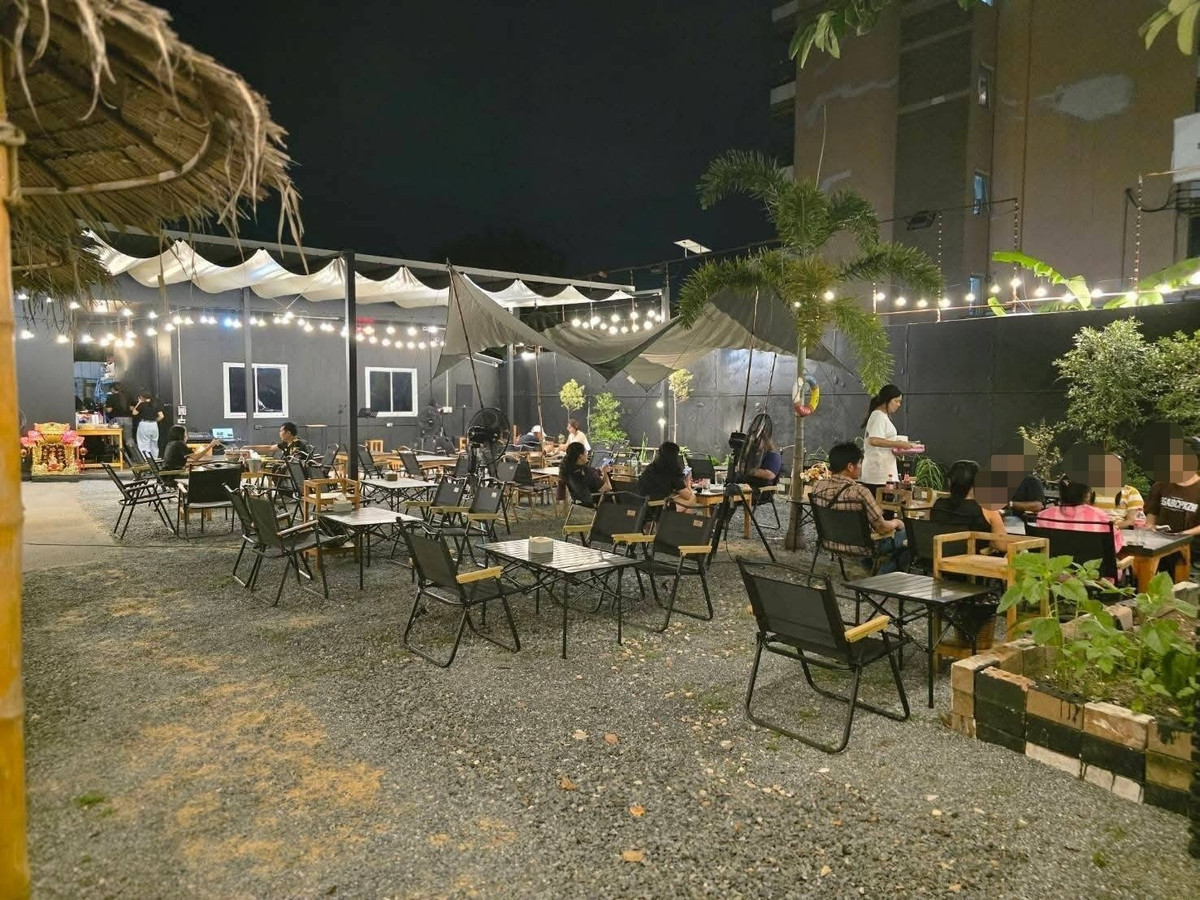 เซ้งร้านค้า/ตลาดนัดเอกชัย บางบอน : เซ้งร้านอาหาร-นั่งชิว พระราม 2 ซอย 28 มี 2 โซนชิวๆ ลานกว้างหิน Outdoor บรรยากาศนั่งชิว พร้อมห้องแอร์