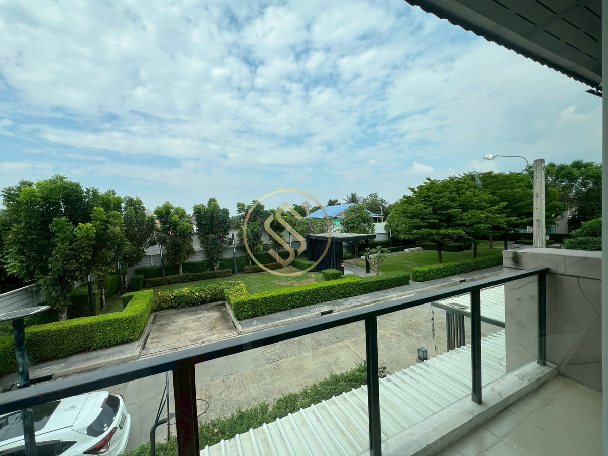 For SaleHouseNonthaburi, Bang Yai, Bangbuathong : Urgent sale, 2-story detached house, The City Ratchaphruek project, Bang Len Subdistrict, Bang Yai District, beautiful house, back side, in front of a shady garden.