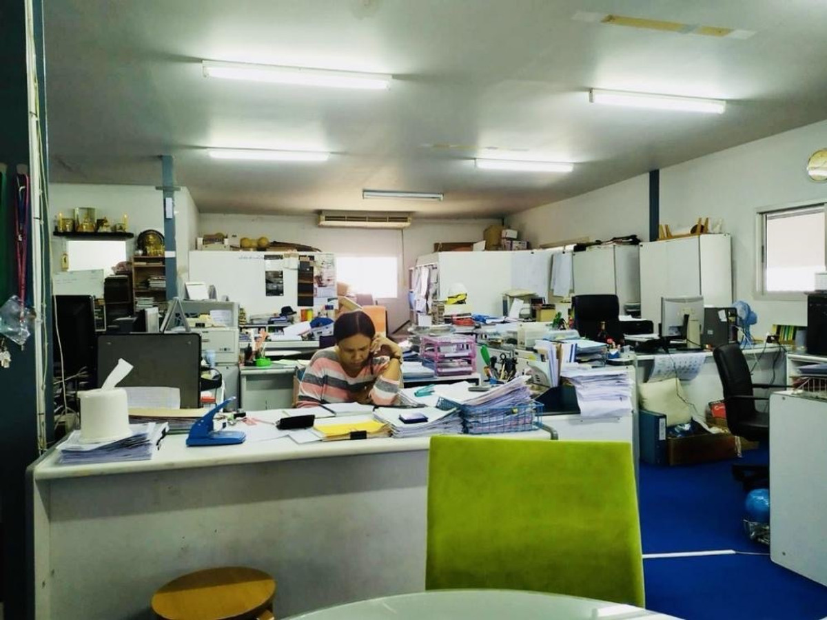 For RentWarehouseMin Buri, Romklao : Warehouse with office building for rent, 3 rai, Suwinthawong Road, Khlong Udomkhachorn, Chachoengsao, formerly a furniture factory.