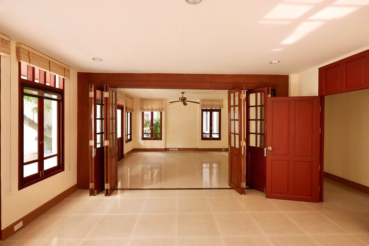 For RentHouseSukhumvit, Asoke, Thonglor : House for rent, House Ekamai 10, 4 bedrooms, 620 sq m, private pool, Pet friendly.