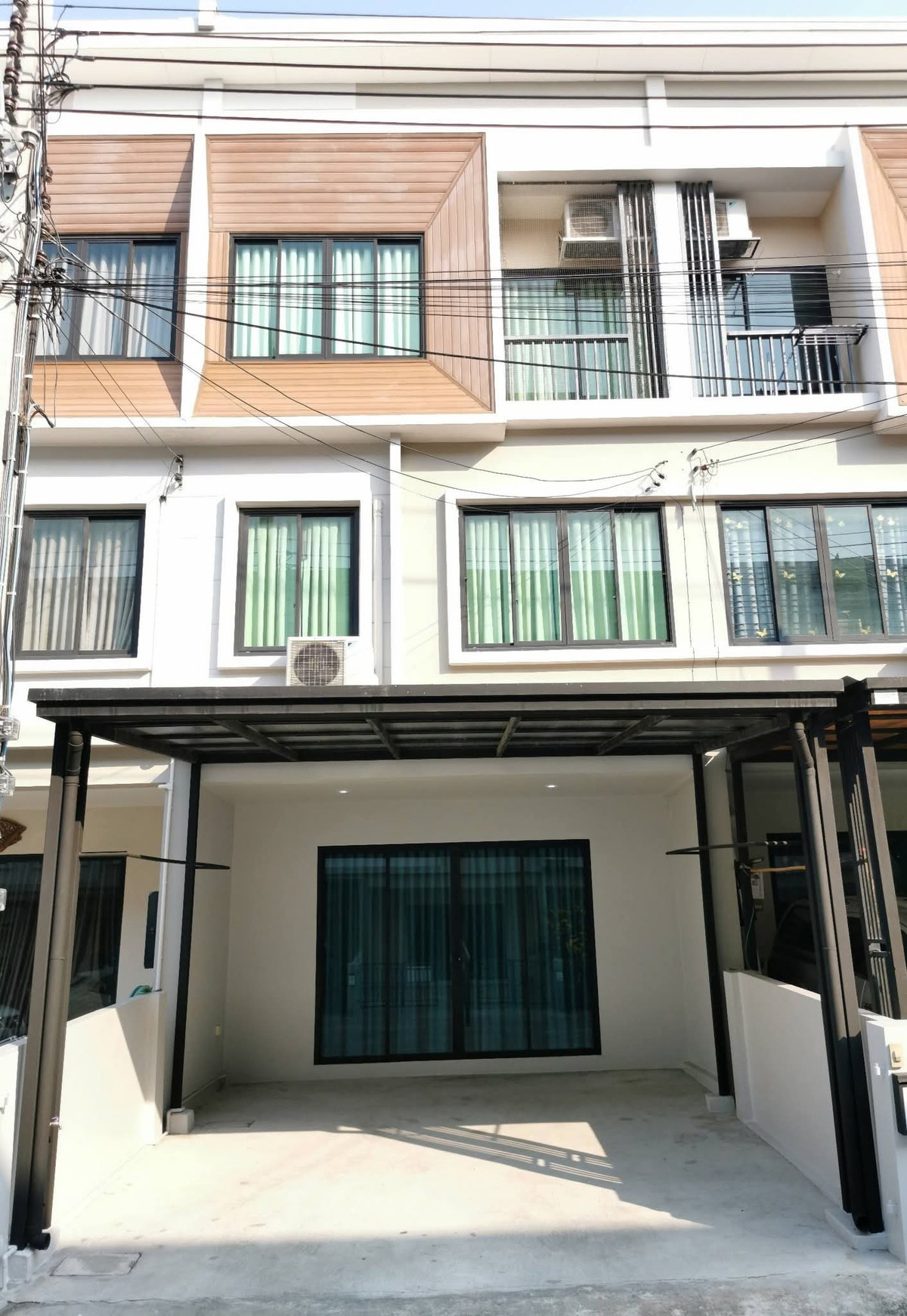 ให้เช่าทาวน์โฮมลาดกระบัง สุวรรณภูมิ : ให้เช่าทาวน์โฮม 3 ชั้น The Trop Urban มอเตอร์เวย์ ลาดกระบัง 17.9 ตร.ว. 4 ห้องนอน เฟอร์นิเจอร์ครบ ค่าเช่า 20,000 บาท/เดือน