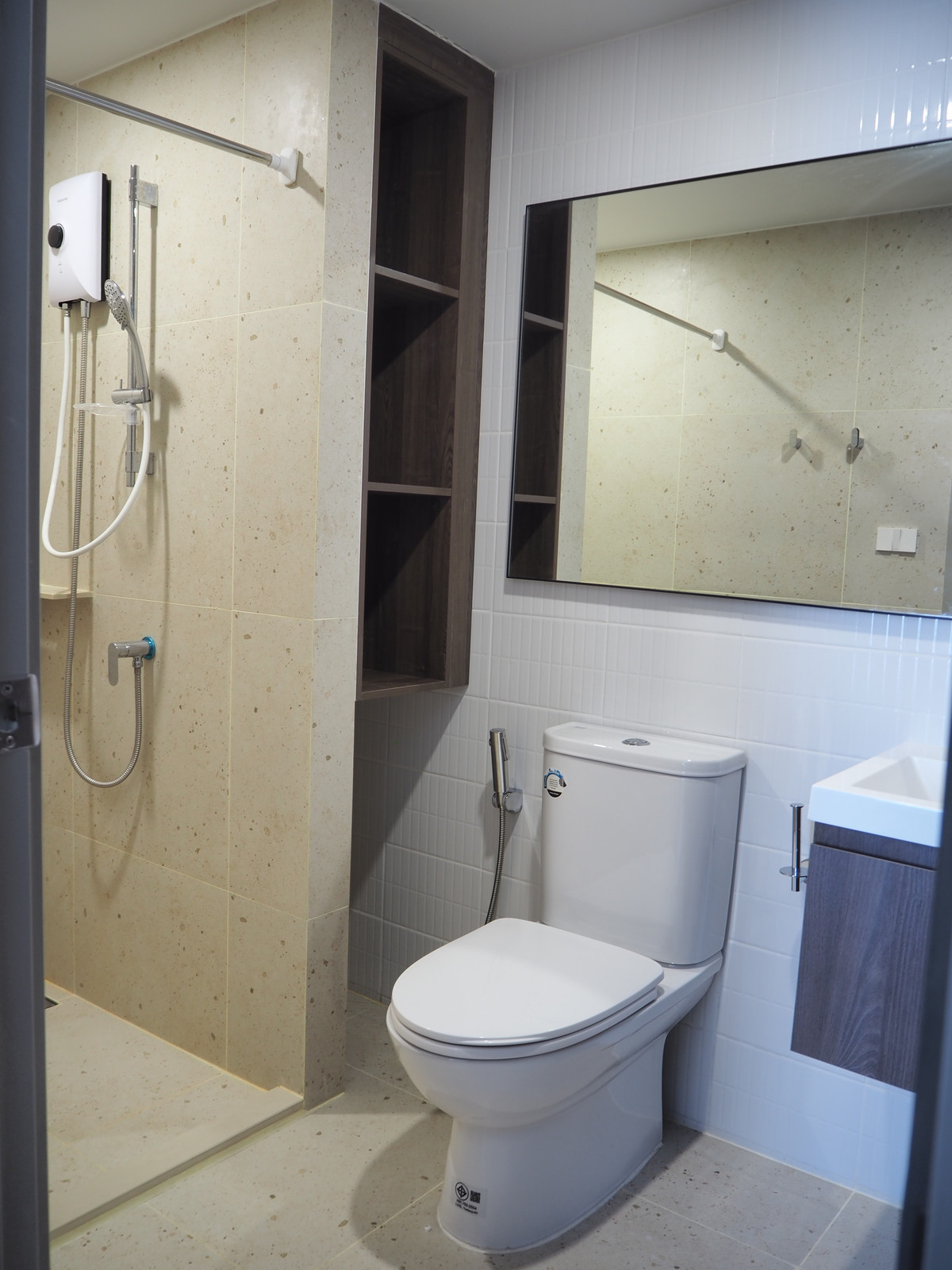 ขายคอนโดปทุมธานี รังสิต ธรรมศาสตร์ : ขาย nue cross คูตค 1 ห้องนอน วิวสระว่ายน้ำ ชั้น 4 ติดรถไฟฟ้าสถานีคูคต เครื่องใช้ไฟฟ้าครบ ฟรีโอน