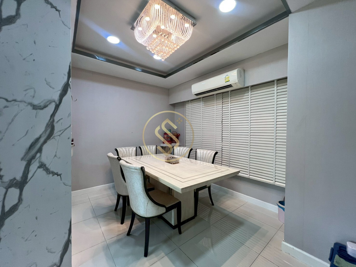 For SaleHouseNonthaburi, Bang Yai, Bangbuathong : Urgent sale, 2-story detached house, The City Ratchaphruek project, Bang Len Subdistrict, Bang Yai District, beautiful house, back side, in front of a shady garden.