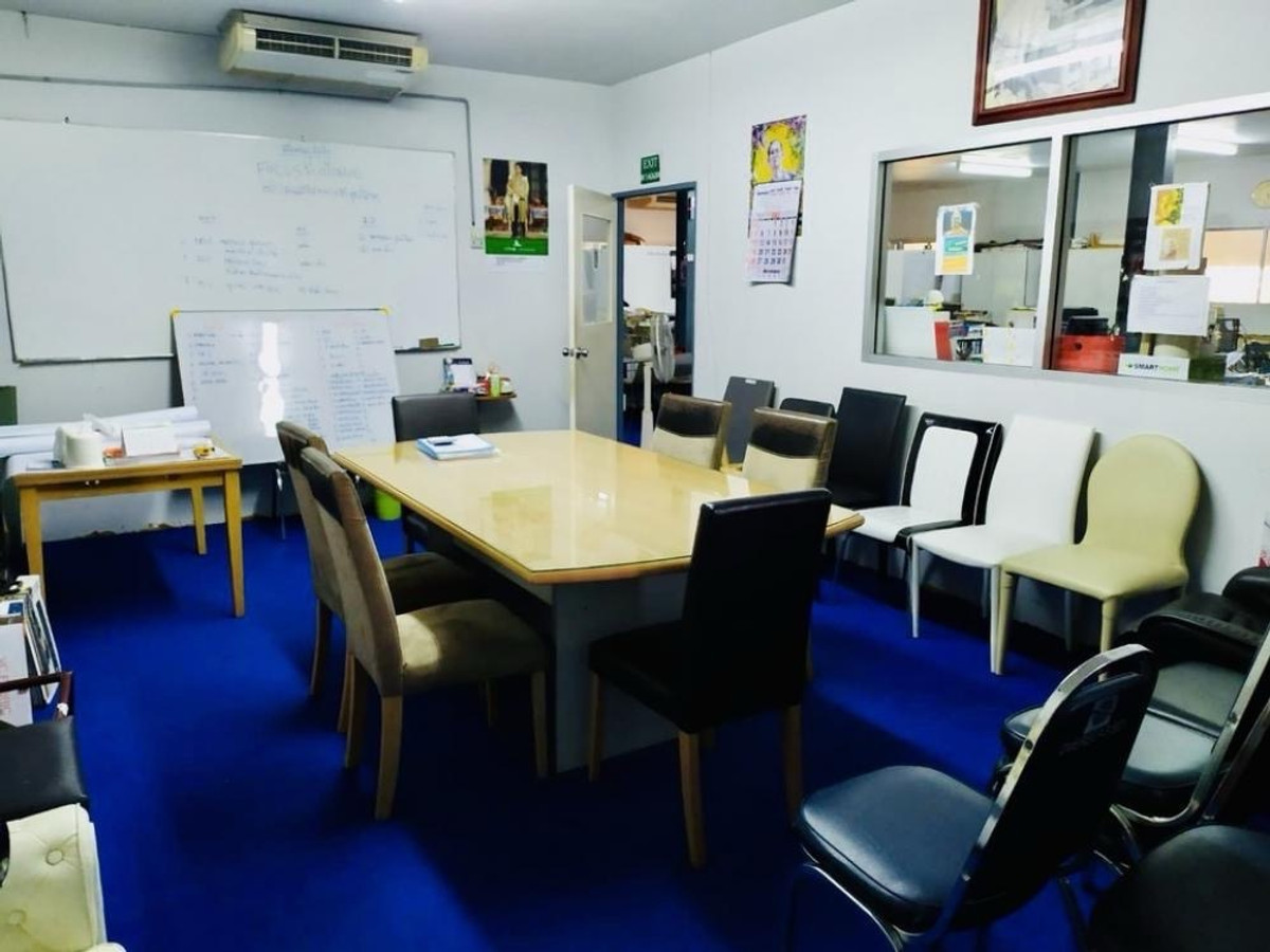 For RentWarehouseMin Buri, Romklao : Warehouse with office building for rent, 3 rai, Suwinthawong Road, Khlong Udomkhachorn, Chachoengsao, formerly a furniture factory.