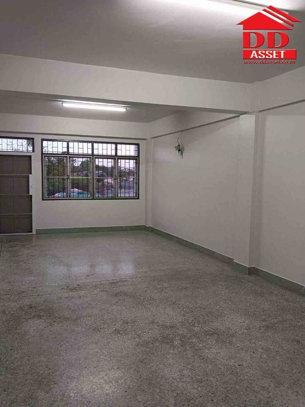 For RentShop HouseNakhon Si Thammarat : For rent, commercial building, 3 and a half floors, Pho Sadet, Nakhon Si Thammarat Province, next to 6 lane road, property code: T8234