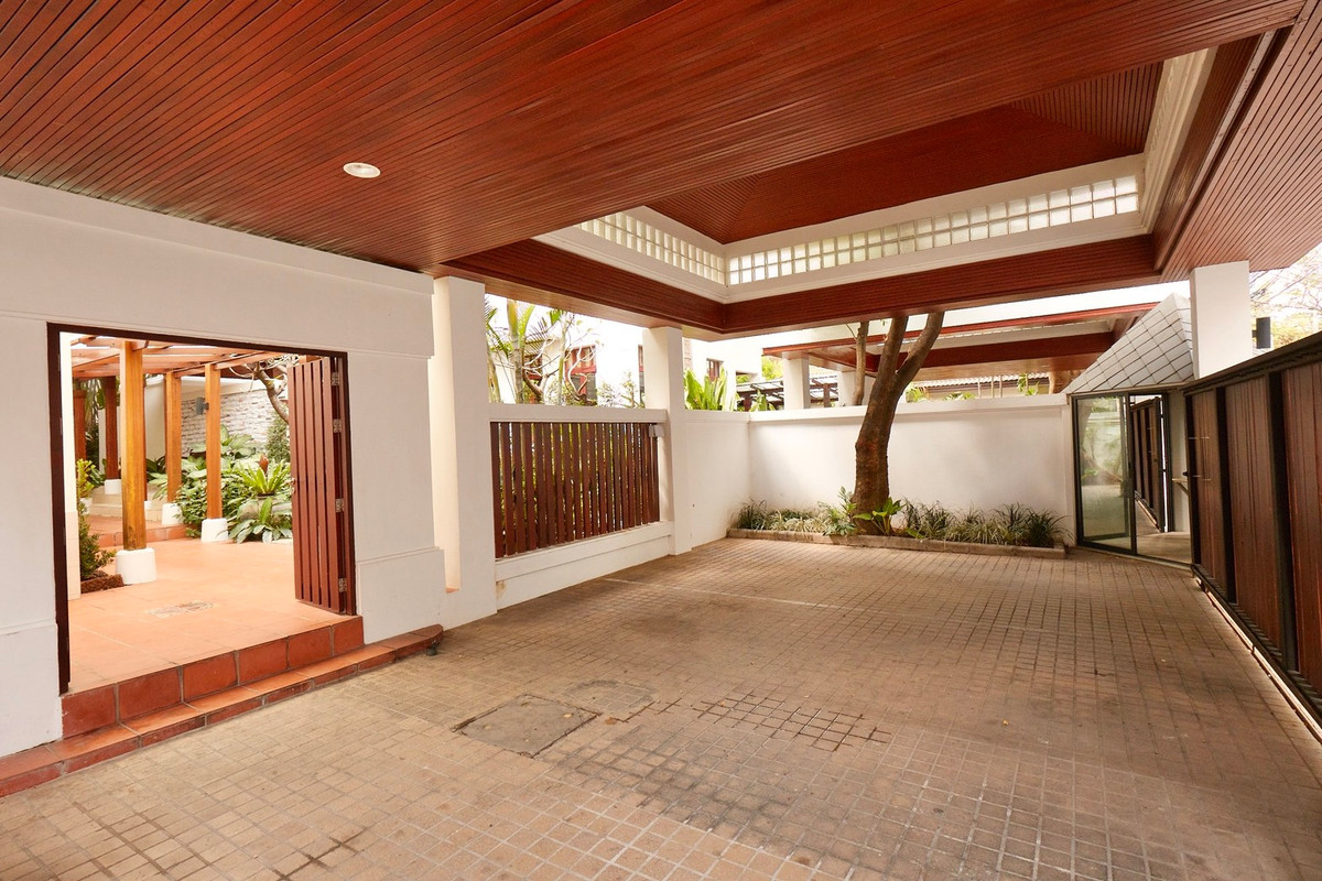 For RentHouseSukhumvit, Asoke, Thonglor : House for rent, House Ekamai 10, 4 bedrooms, 620 sq m, private pool, Pet friendly.