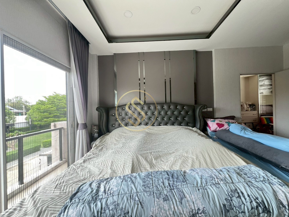 For SaleHouseNonthaburi, Bang Yai, Bangbuathong : Urgent sale, 2-story detached house, The City Ratchaphruek project, Bang Len Subdistrict, Bang Yai District, beautiful house, back side, in front of a shady garden.