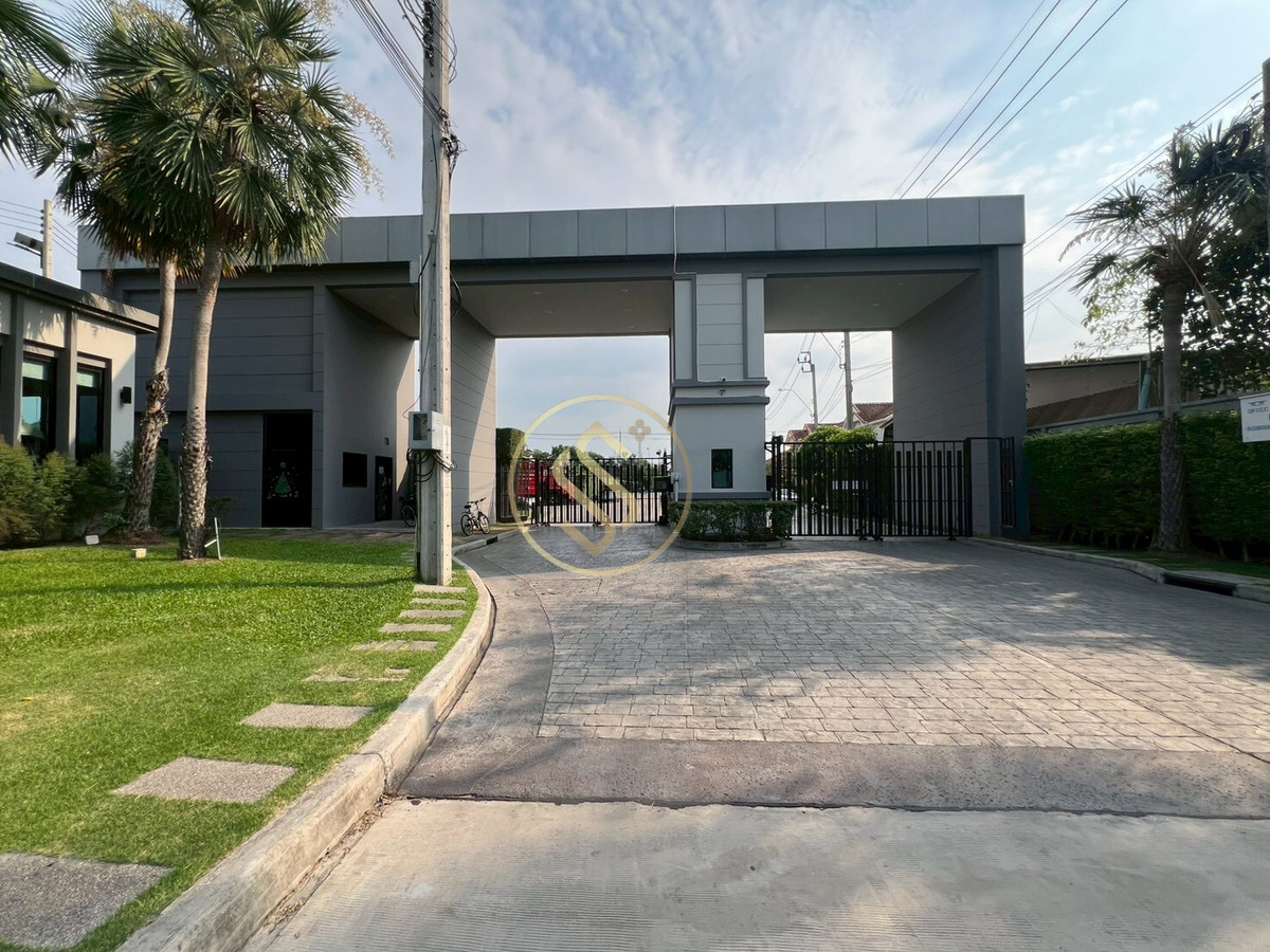 For SaleHouseNonthaburi, Bang Yai, Bangbuathong : Urgent sale, 2-story detached house, The City Ratchaphruek project, Bang Len Subdistrict, Bang Yai District, beautiful house, back side, in front of a shady garden.