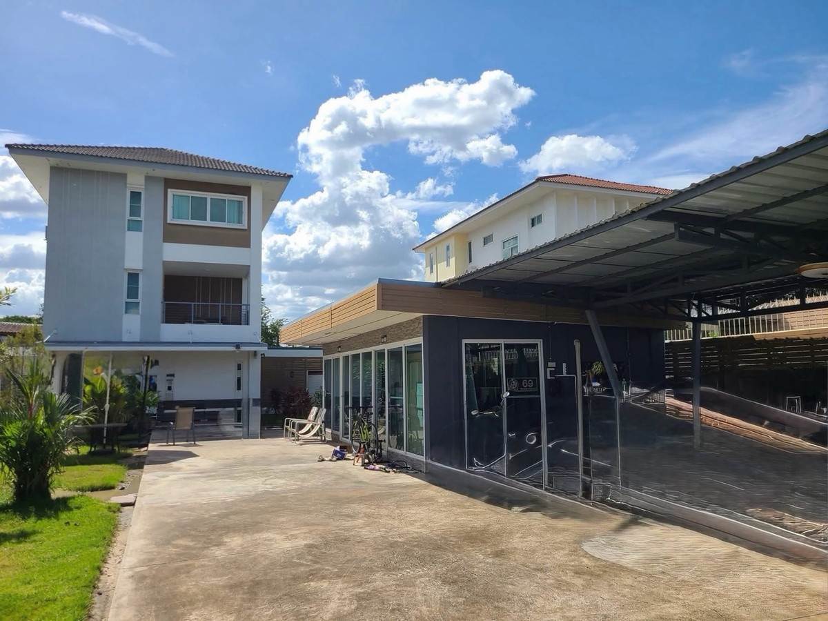 ขายบ้านเลียบทางด่วนรามอินทรา : ขายบ้านเดี่ยว 3 ชั้น ที่ดิน 200 ตารางวา ซอยโยธินพัฒนา เลียบด่วนเอกมัย–รามอินทรา ใกล้ Central EastVille และ CDC พื้นที่ใช้สอย 450 ตร.ม เดินทางสะดวกใกล้ทางด่วน