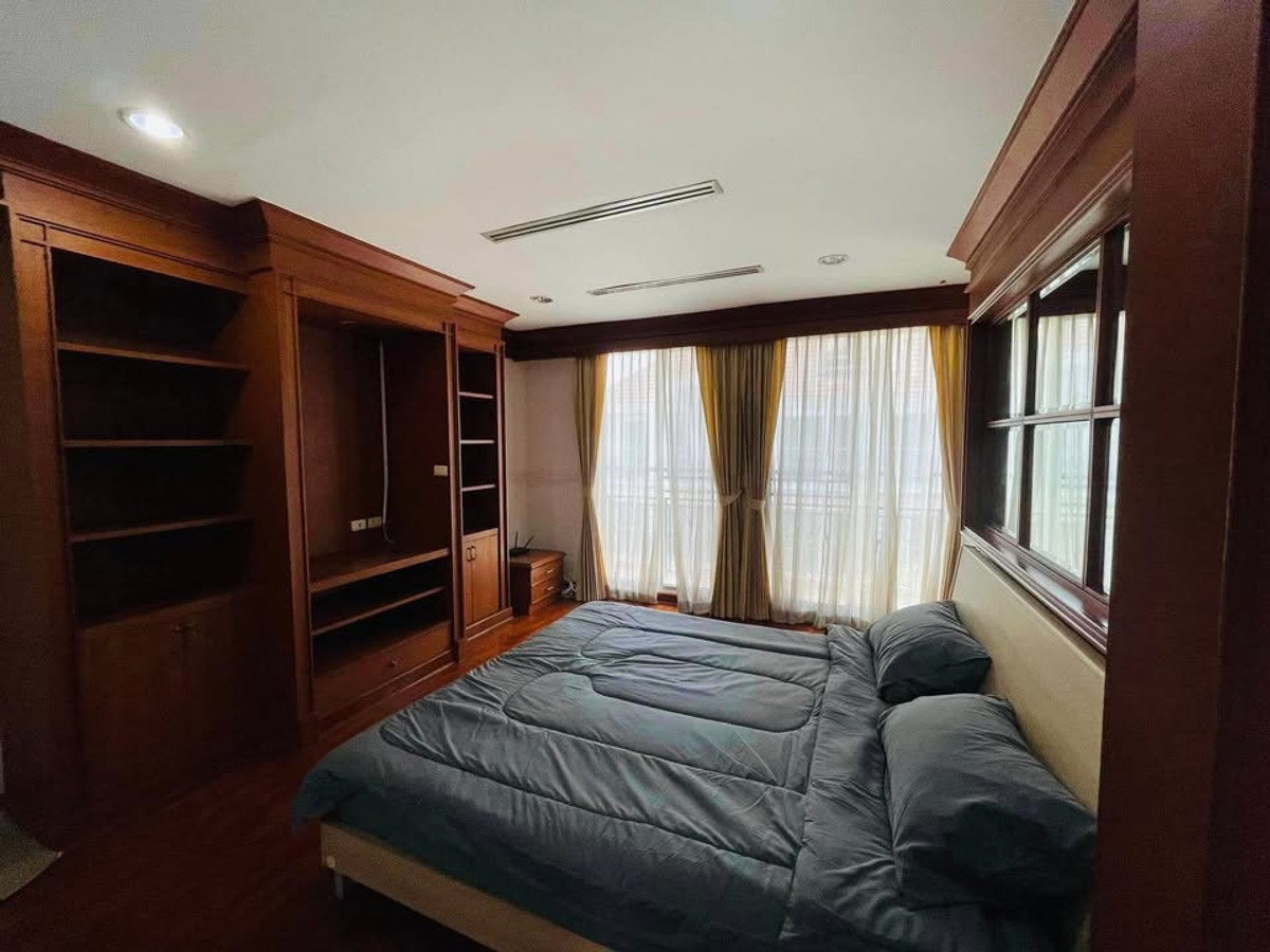 For RentTownhomeSukhumvit, Asoke, Thonglor : RH032026 4-story townhouse with 4 beds for rent at Baan Klang Krung Thonglor near BTS Thonglor.