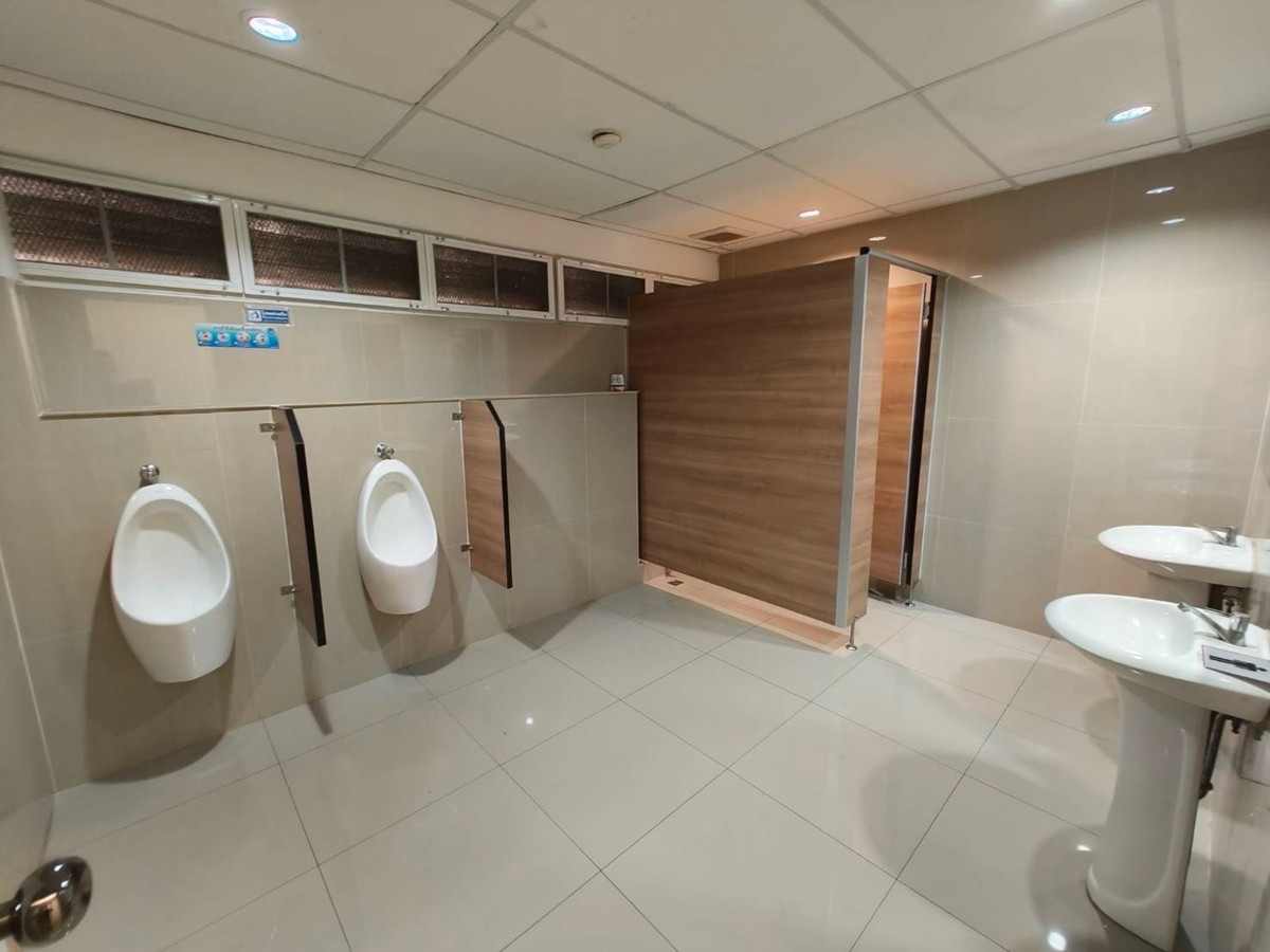 For RentRetail SpaceSukhumvit, Asoke, Thonglor : Business area 348.79 square meters, G floor, next to Asoke main road, en suite bathroom, parking available, close to MRT only 550 meters and Terminal 21 Asoke.