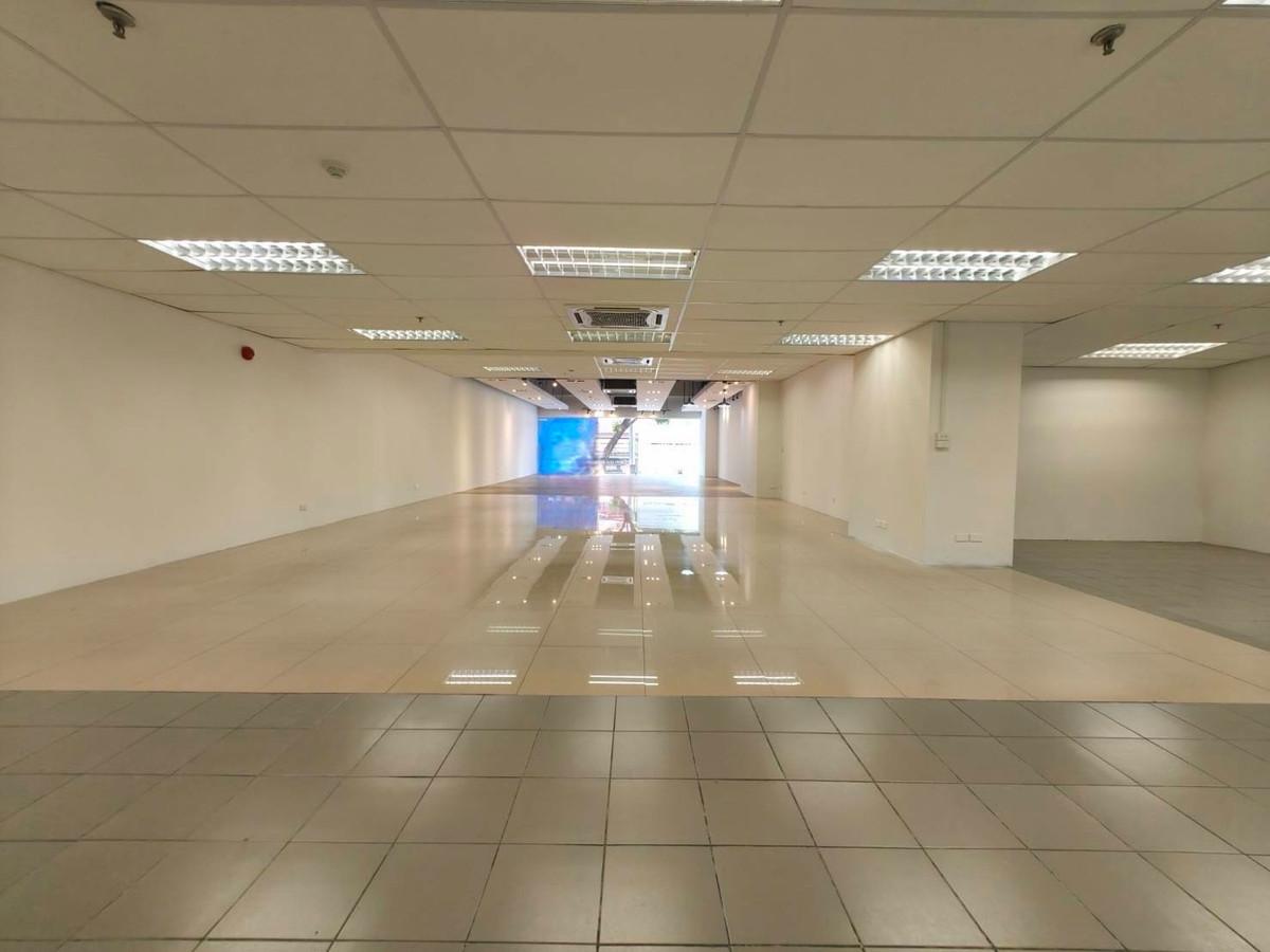 For RentRetail SpaceSukhumvit, Asoke, Thonglor : Business area 348.79 square meters, G floor, next to Asoke main road, en suite bathroom, parking available, close to MRT only 550 meters and Terminal 21 Asoke.