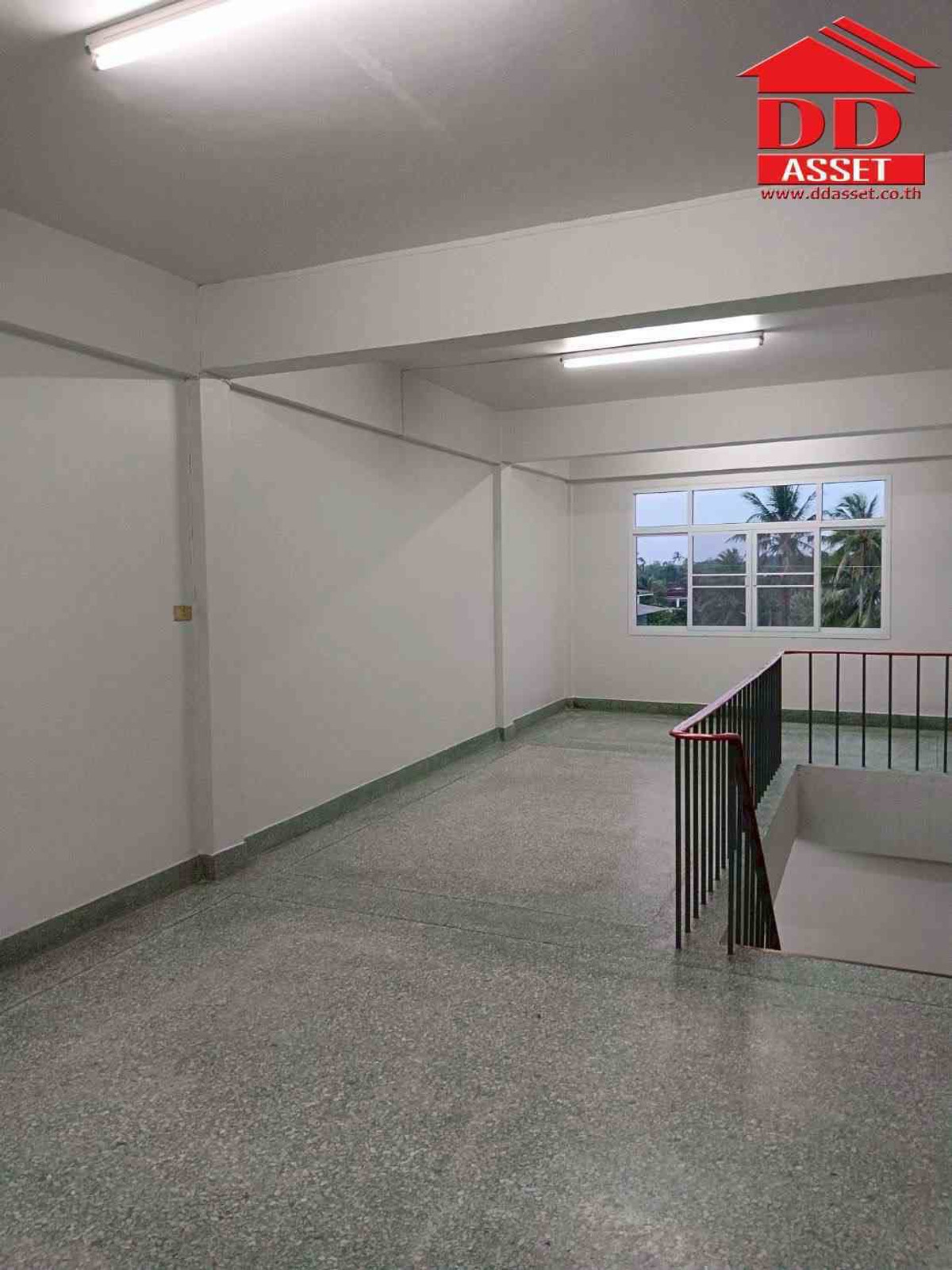 For RentShop HouseNakhon Si Thammarat : For rent, commercial building, 3 and a half floors, Pho Sadet, Nakhon Si Thammarat Province, next to 6 lane road, property code: T8234