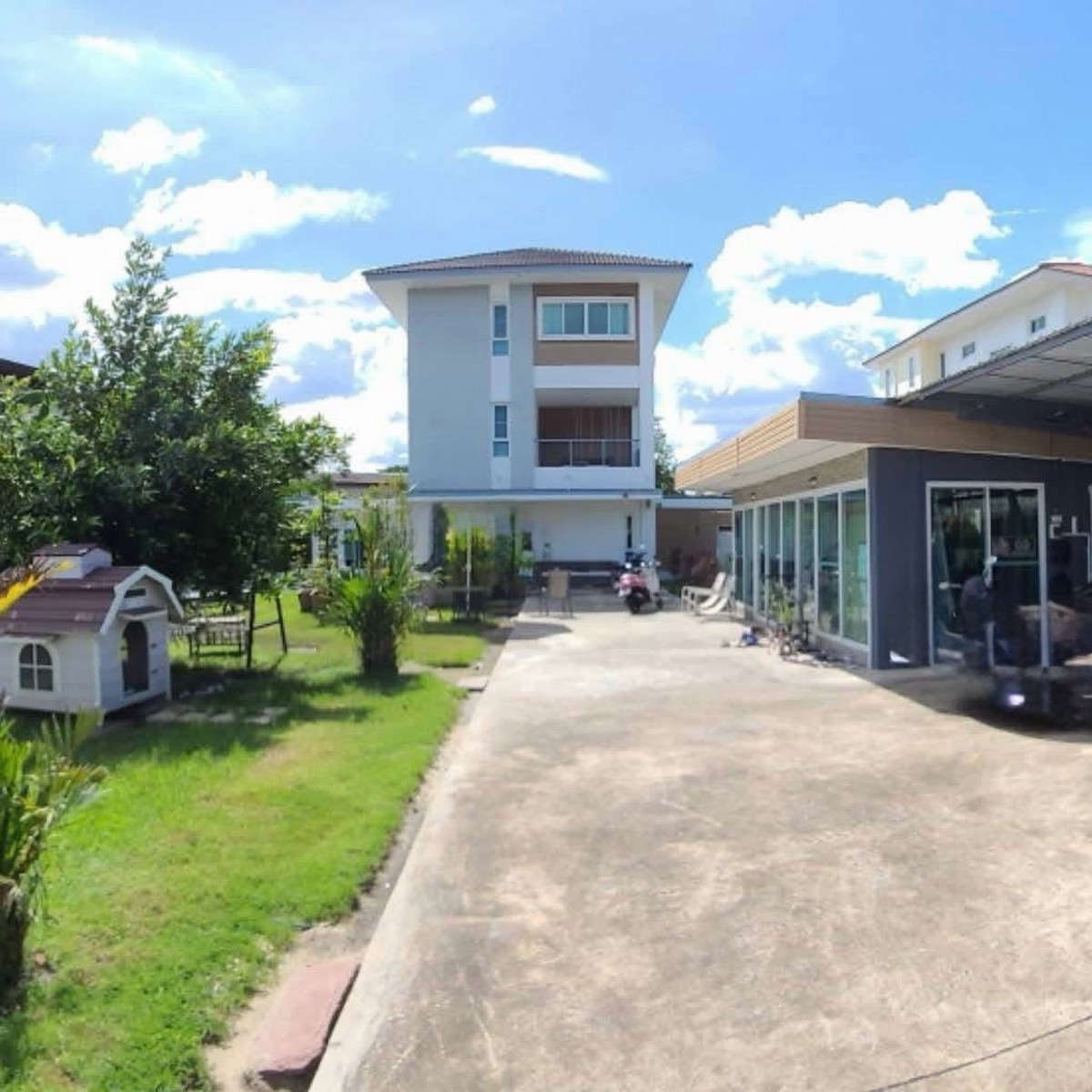 For SaleHouseYothinpattana,CDC : 3-Storey House for Sale on 200 sq.w Land in Yothin Phatthana, Ekamai–Ramindra Expressway Area Near Central EastVille and CDC, 450 sq.m Usable Area