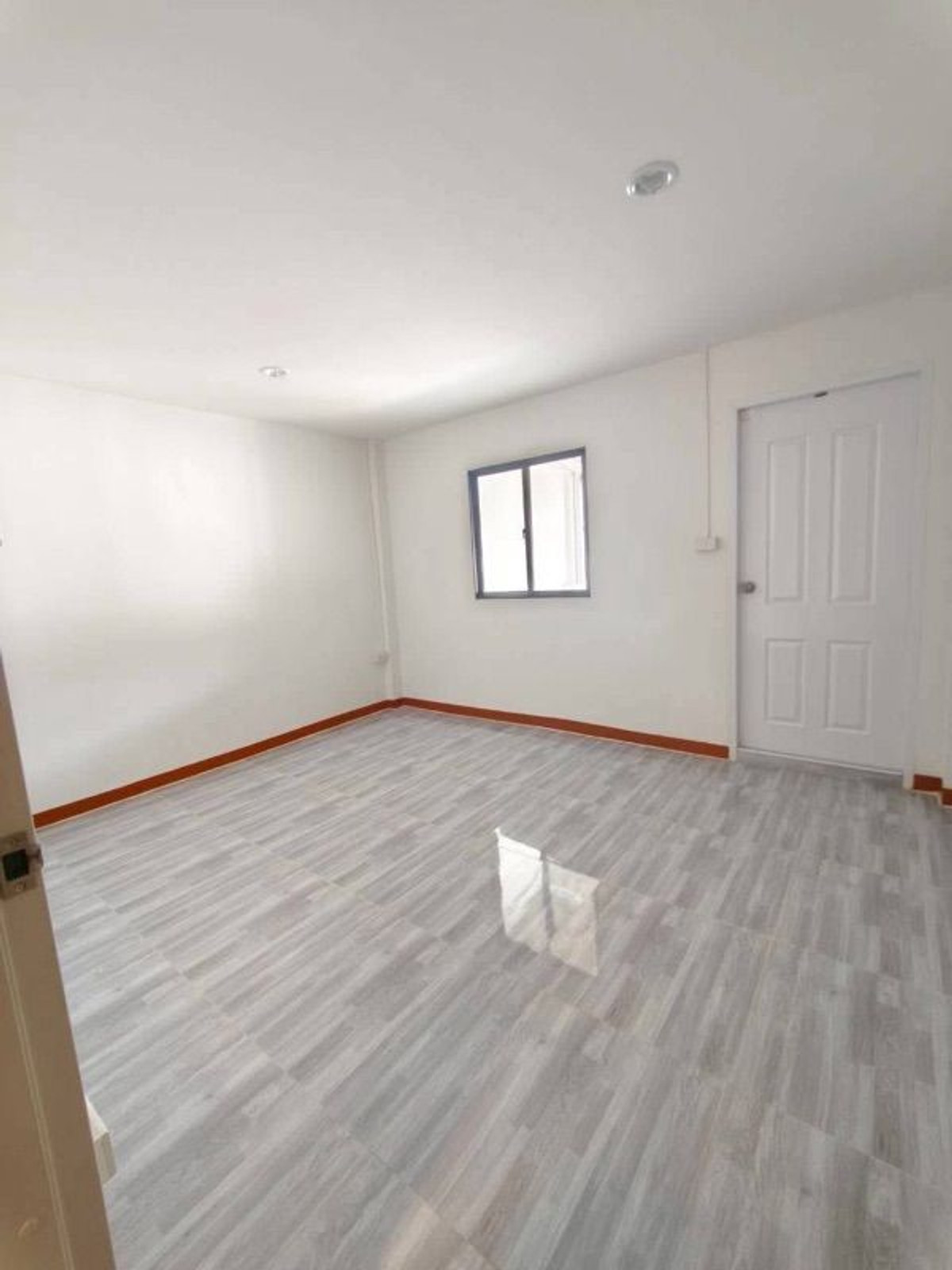 ให้เช่าบ้านสมุทรปราการ สำโรง : ให้เช่า 18ตรว 4นอน3น้ำ ทาวน์โฮม 3 ชั้น สุธาวี เทพารักษ์ กม10