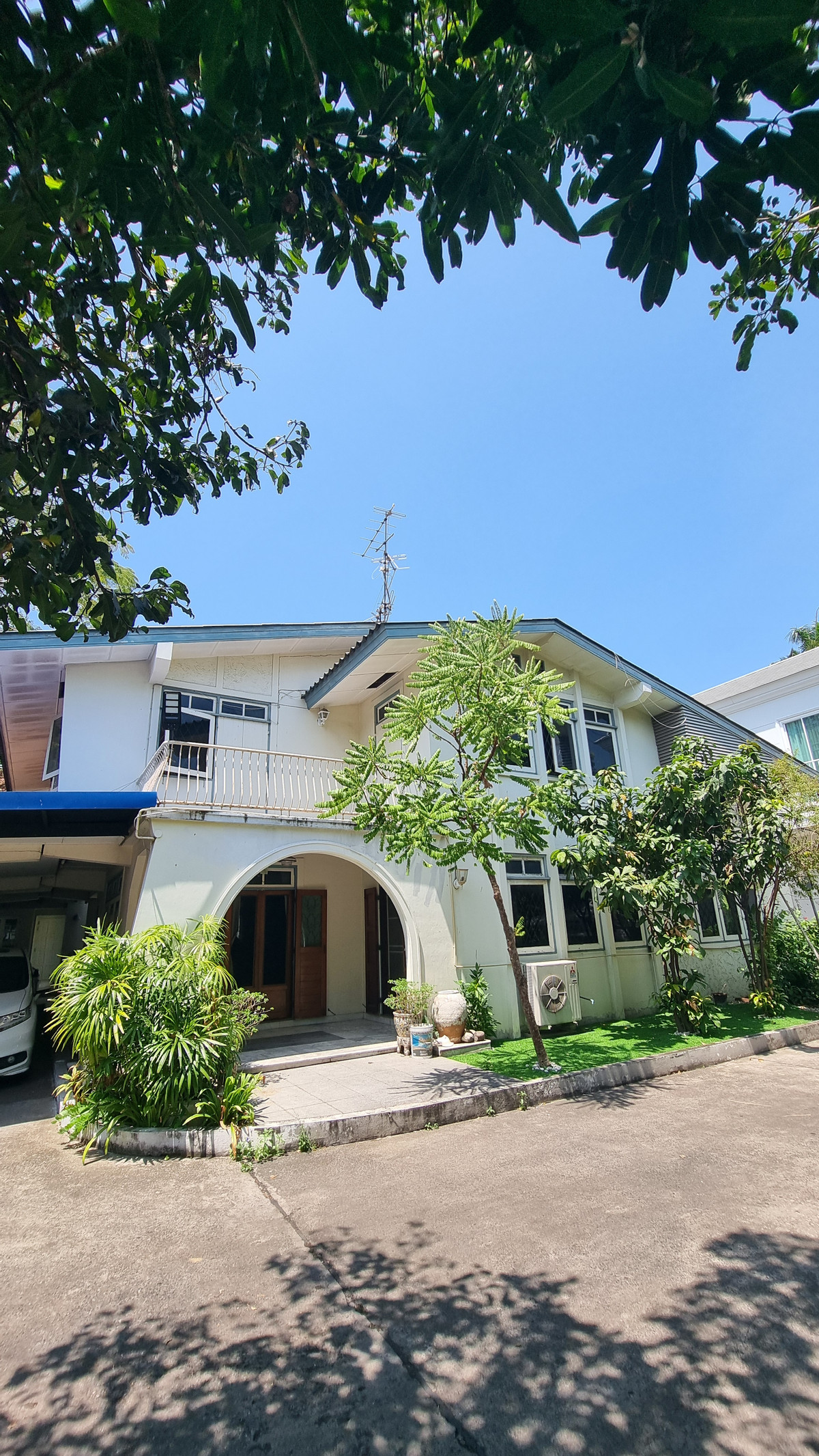 ให้เช่าบ้านสุขุมวิท อโศก ทองหล่อ : ให้เช่าบ้านเดี่ยว พร้อมสวนและที่จอดรถ 6 คัน – ทำเลพร้อมพงษ์ / ทองหล่อ   เหมาะสำหรับทำ สปา ร้านอาหาร คาเฟ่ หรือธุรกิจบริการ