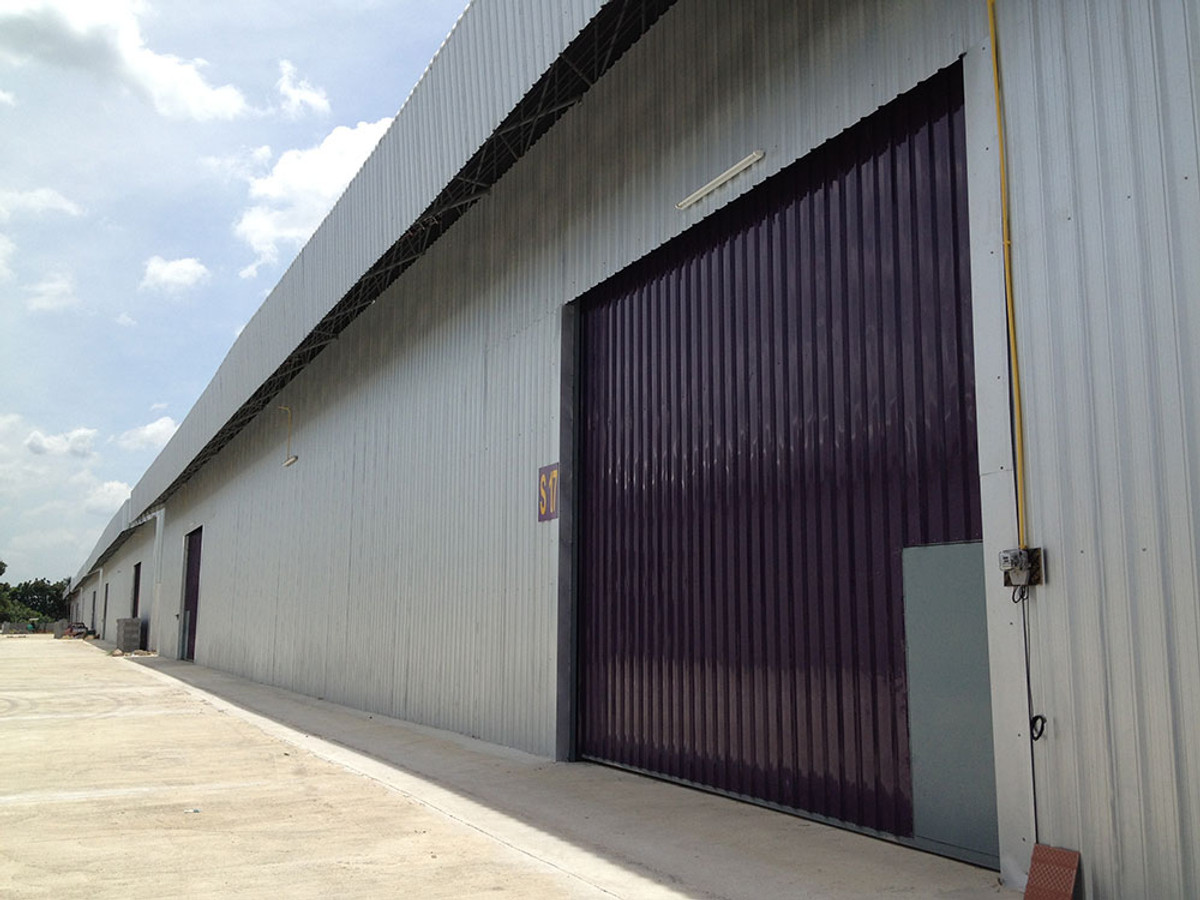 For RentWarehouseLadkrabang, Suwannaphum Airport : Warehouse for rent near Suvarnabhumi Airport, 900 sq m, rental price 105,000 baht.
