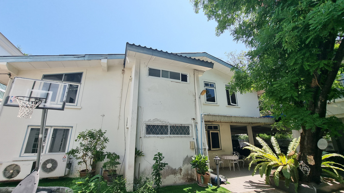 ให้เช่าบ้านสุขุมวิท อโศก ทองหล่อ : ให้เช่าบ้านเดี่ยว พร้อมสวนและที่จอดรถ 6 คัน – ทำเลพร้อมพงษ์ / ทองหล่อ   เหมาะสำหรับทำ สปา ร้านอาหาร คาเฟ่ หรือธุรกิจบริการ