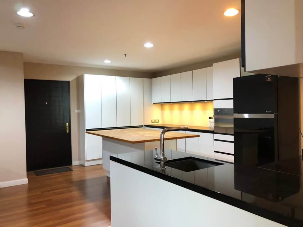 For RentCondoRama9, Petchburi, RCA : Condo for rent near MRT Rama 9 | Belle Grand Rama 9 | 2 bedrooms, large island kitchen, next to Central Plaza Rama 9.