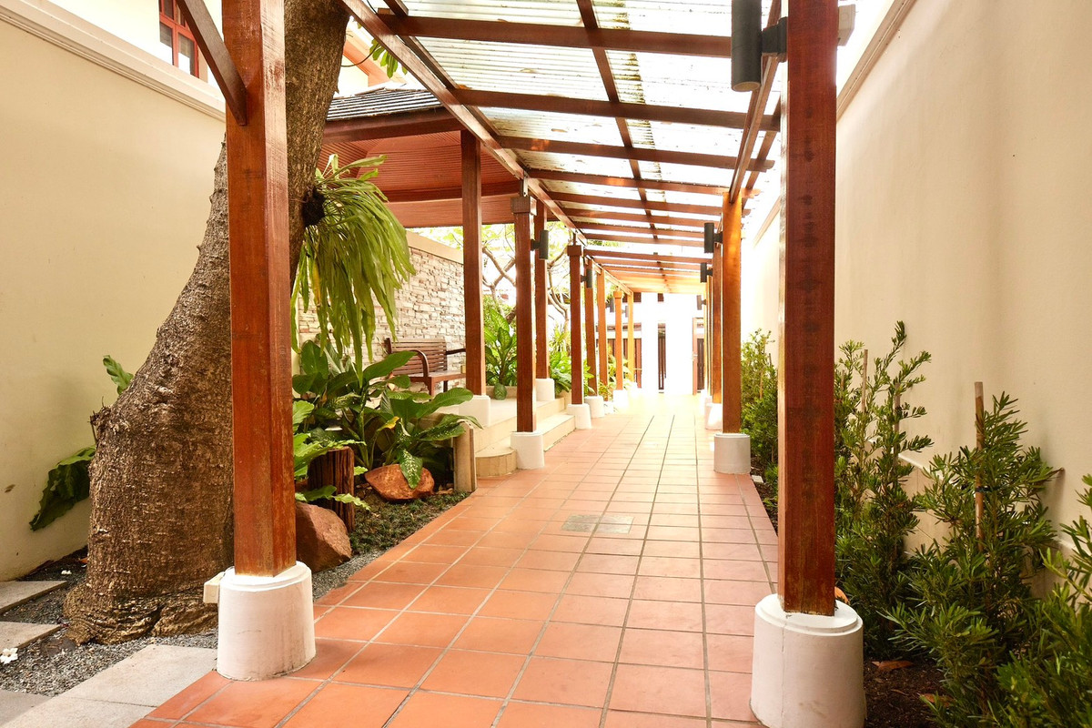 For RentHouseSukhumvit, Asoke, Thonglor : House for rent, House Ekamai 10, 4 bedrooms, 620 sq m, private pool, Pet friendly.