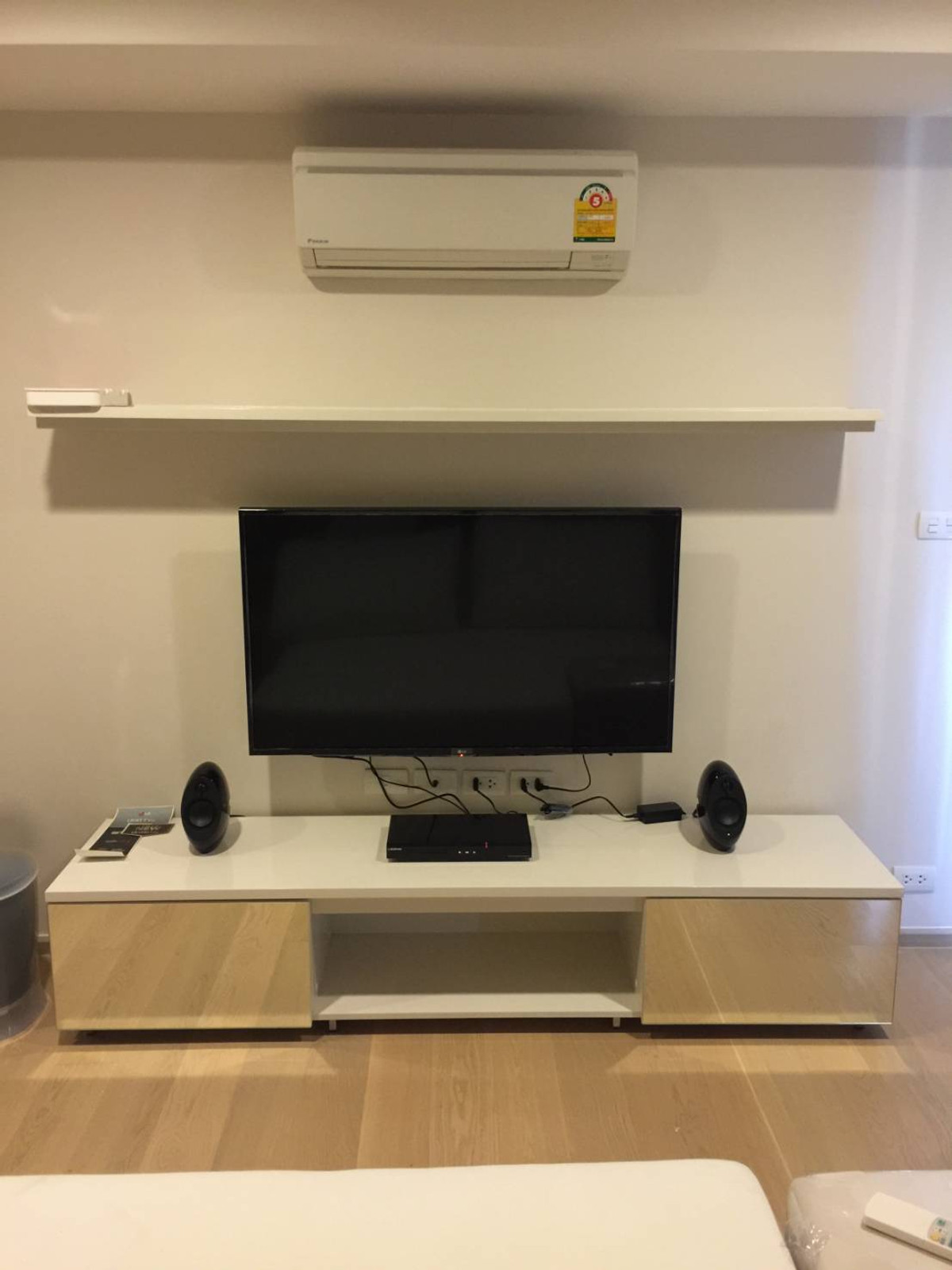 ให้เช่าคอนโดสุขุมวิท อโศก ทองหล่อ : For Rent Condo LIV @49i Fully Furnished(S15-0967)