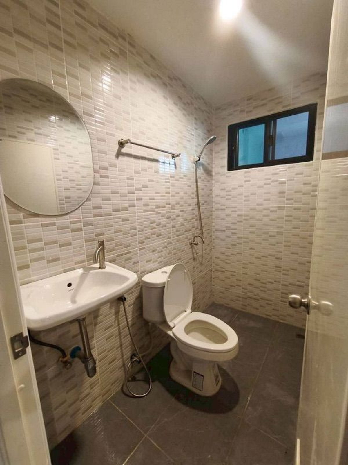 ให้เช่าบ้านสมุทรปราการ สำโรง : ให้เช่า 18ตรว 4นอน3น้ำ ทาวน์โฮม 3 ชั้น สุธาวี เทพารักษ์ กม10