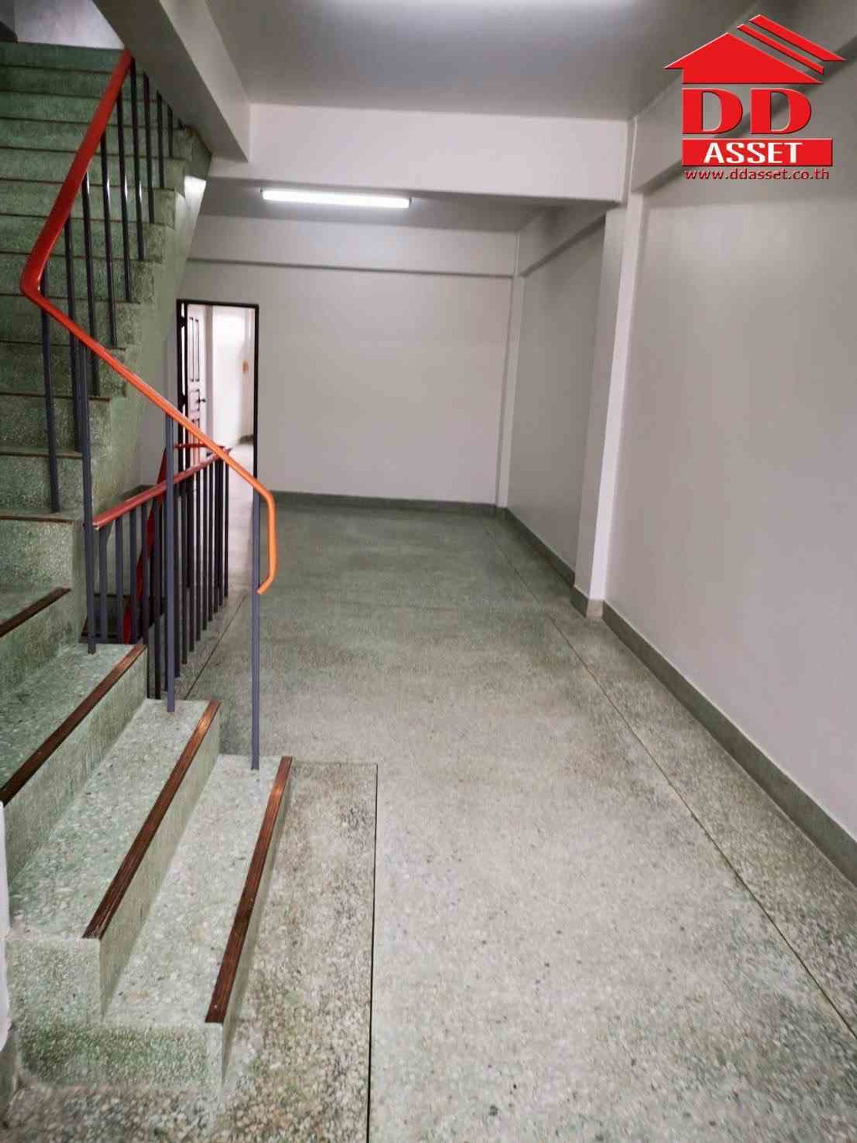 For RentShop HouseNakhon Si Thammarat : For rent, commercial building, 3 and a half floors, Pho Sadet, Nakhon Si Thammarat Province, next to 6 lane road, property code: T8234