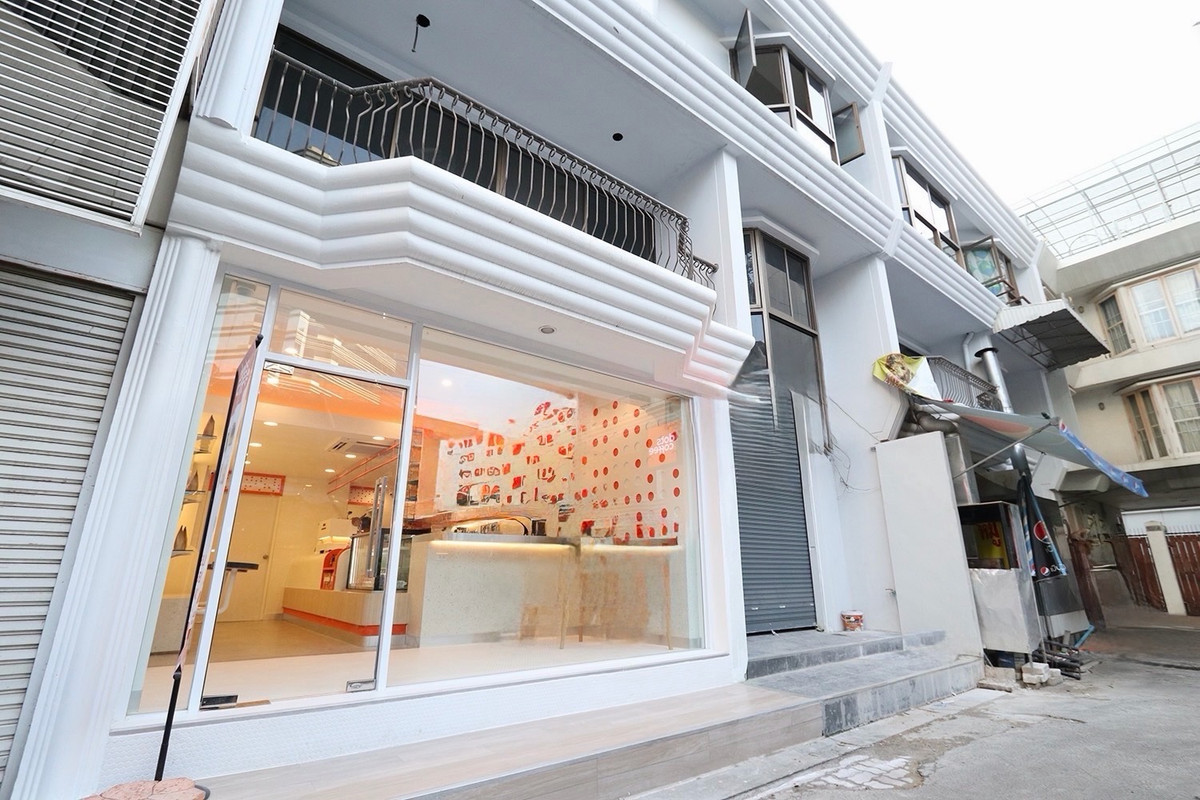 ให้เช่าอาคารพาณิชย์วิทยุ ชิดลม หลังสวน : ให้เช่าพื้นที่เชิงพาณิชย์ 2 ชั้น ถนนวิทยุ ทำเลใกล้ All Seasons Place และ Conrad Bangkok พื้นที่รวม 260 ตร.ม แบ่งเช่าได้ เหมาะร้านอาหาร บาร์ และธุรกิจไลฟ์สไตล์