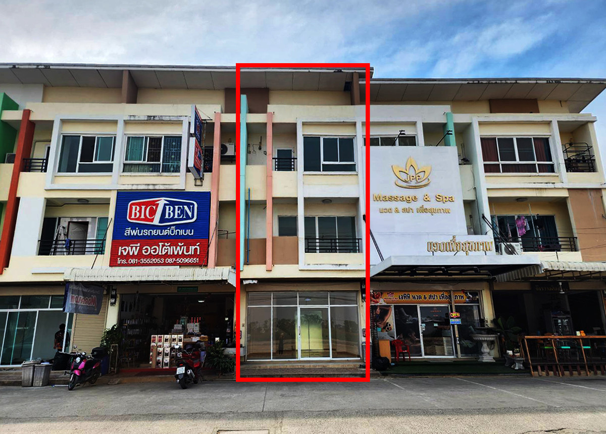 ให้เช่าอาคารพาณิชย์ปทุมธานี รังสิต ธรรมศาสตร์ : ให้เช่า อาคารพาณิชย์ 3 ชั้น ทำเลติดถนน ใกล้ตลาดลาดสวาย ลำลูกกา คลอง 4 ปทุมธานี  หน้ากว้าง จอดรถสะดวก มีประตูกระจก พร้อมทำธุรกิจและพักอาศัย shophouse for rent. Prime location.