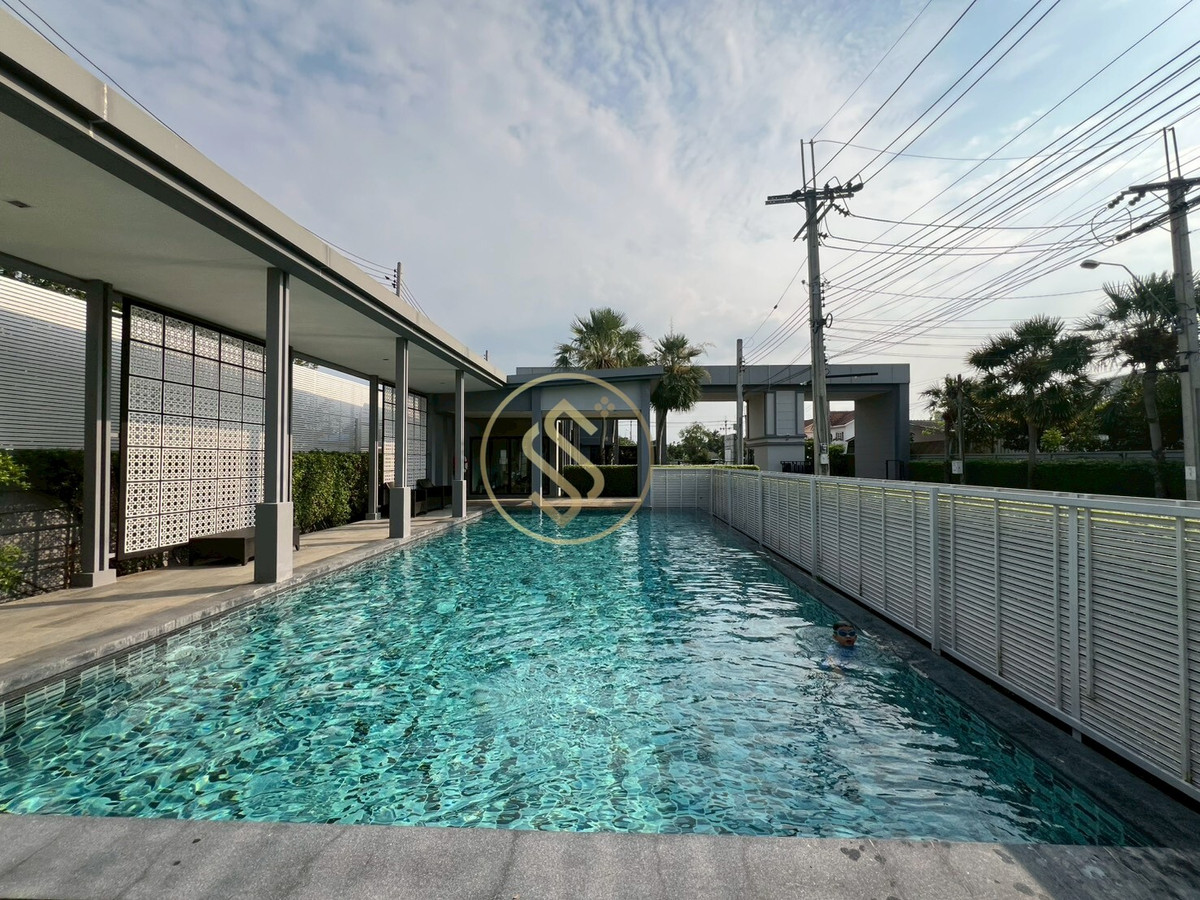 For SaleHouseNonthaburi, Bang Yai, Bangbuathong : Urgent sale, 2-story detached house, The City Ratchaphruek project, Bang Len Subdistrict, Bang Yai District, beautiful house, back side, in front of a shady garden.