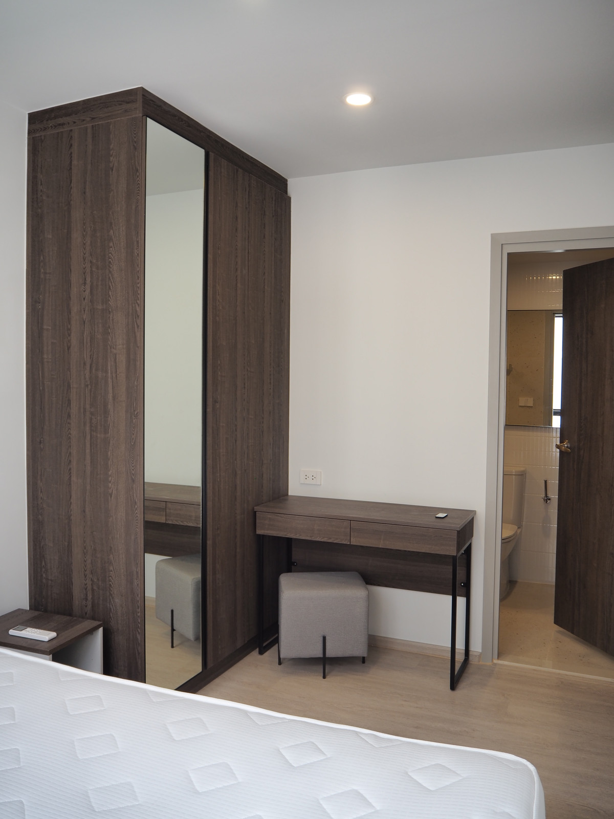 ขายคอนโดปทุมธานี รังสิต ธรรมศาสตร์ : ขาย nue cross คูตค 1 ห้องนอน วิวสระว่ายน้ำ ชั้น 4 ติดรถไฟฟ้าสถานีคูคต เครื่องใช้ไฟฟ้าครบ ฟรีโอน