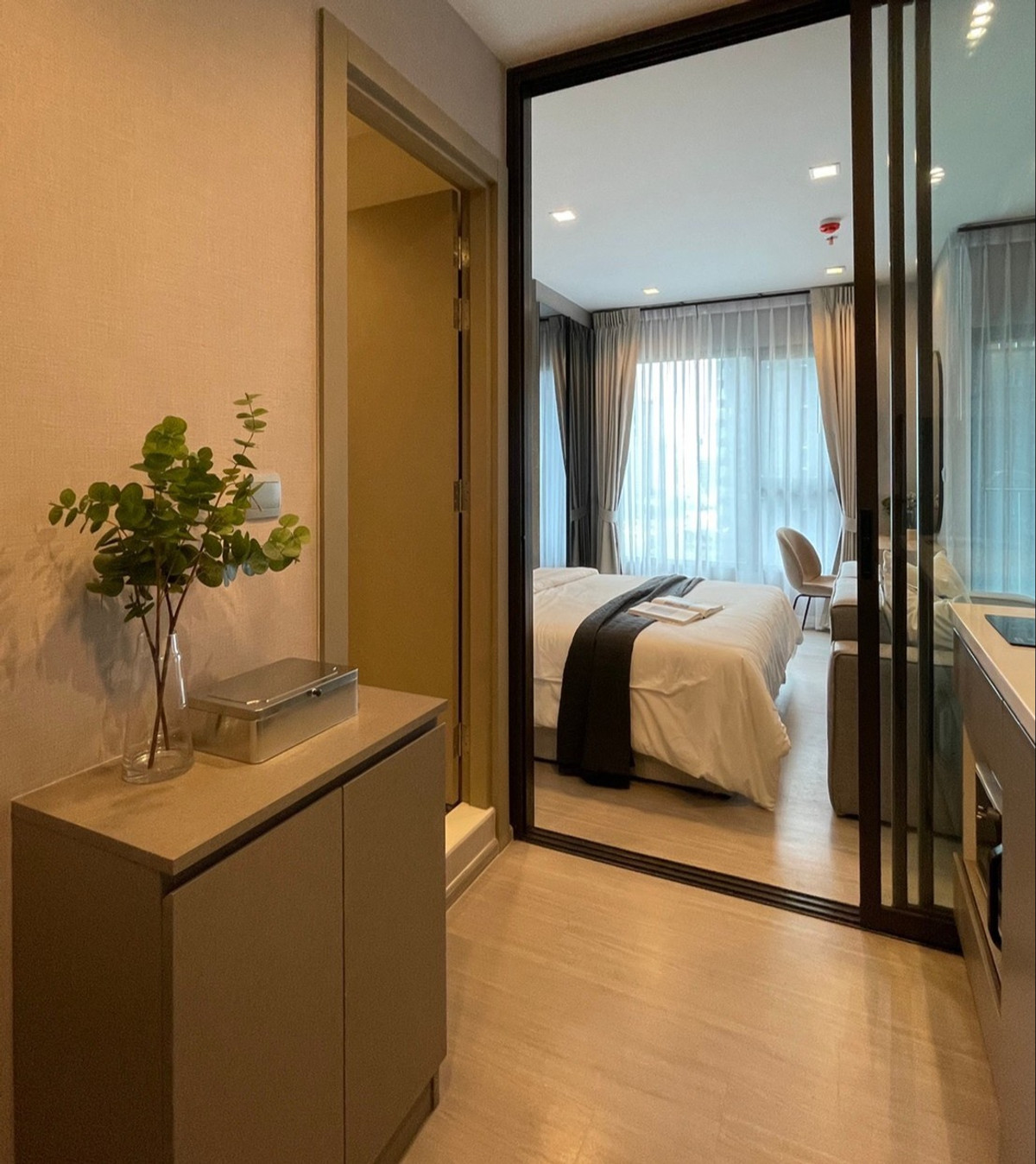 ให้เช่าคอนโดพระราม 9 เพชรบุรีตัดใหม่ RCA : [ให้เช่า]✨คอนโด เพียง 300 เมตร จาก MRT พระราม 9 | Life Asoke-Rama 9 | ชั้นสูง ทำเล CBD ใหม่ ใกล้ the Mall รามคำแหง