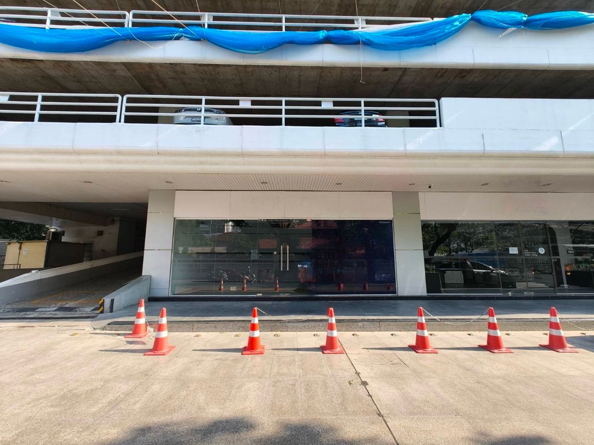 For RentShowroomSukhumvit, Asoke, Thonglor : Showroom for rent, 348.79 sq m., Floor G @ Asoke Sukhumvit 21, next to the main road, has parking, near MRT and BTS.