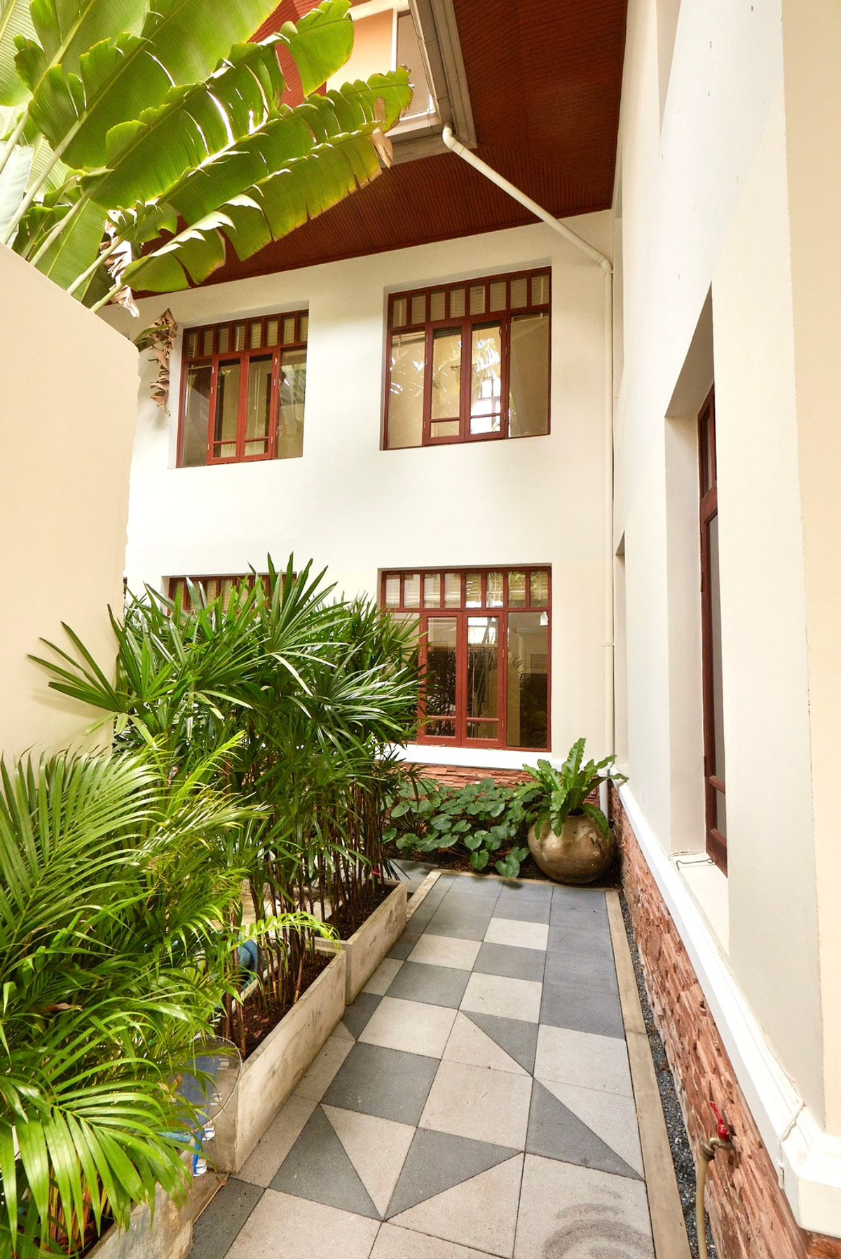 For RentHouseSukhumvit, Asoke, Thonglor : House for rent, House Ekamai 10, 4 bedrooms, 620 sq m, private pool, Pet friendly.