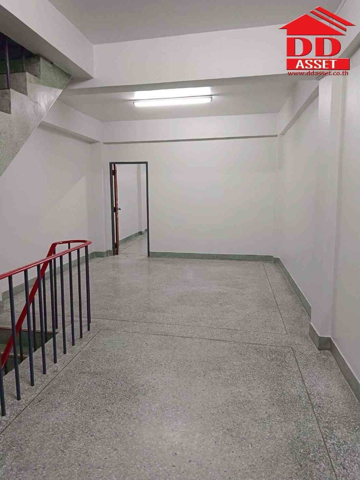 For RentShop HouseNakhon Si Thammarat : For rent, commercial building, 3 and a half floors, Pho Sadet, Nakhon Si Thammarat Province, next to 6 lane road, property code: T8234