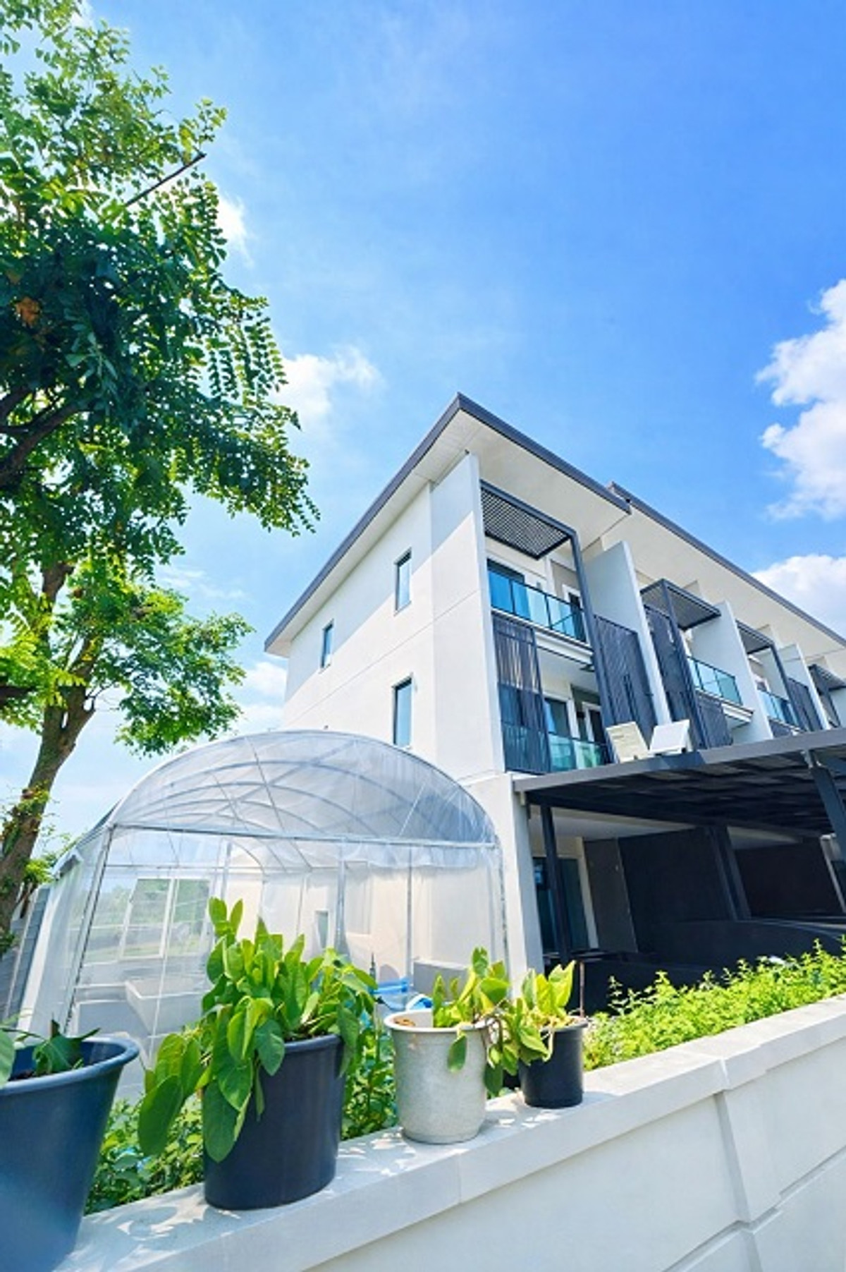 ให้เช่าทาวน์โฮมรัตนาธิเบศร์ สนามบินน้ำ พระนั่งเกล้า : เซ็นทรัล เวสเกต 900 ม. ใกล้ MRT ตลาดบางใหญ่ 900 ม.หลังริม ทาวน์โฮมหรู 3 นอน 3 น้ำ รัตนาธิเบศร์ 29 ตร.ว. 350 ตร.ม.