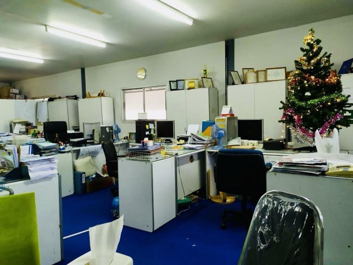 For RentWarehouseMin Buri, Romklao : Warehouse with office building for rent, 3 rai, Suwinthawong Road, Khlong Udomkhachorn, Chachoengsao, formerly a furniture factory.