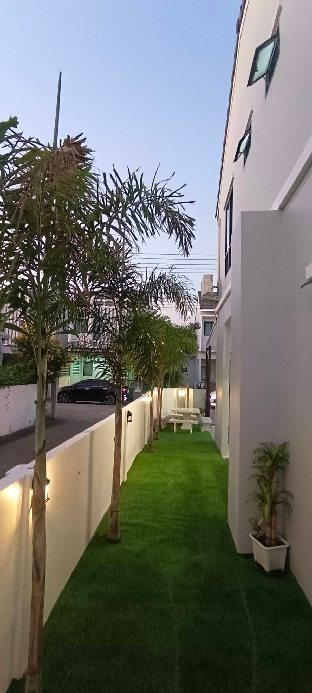 For SalePattaya, Bangsaen, Chonburi : Corner house, lots of space, near Laem Chabang Industrial Estate 🔥 Maneerin Village Laemchabang - Banglamung / 4 bedrooms (for sale), Maneerin Village Laemchabang - Banglamung / 4 Bedrooms (FOR SALE) BEWN114